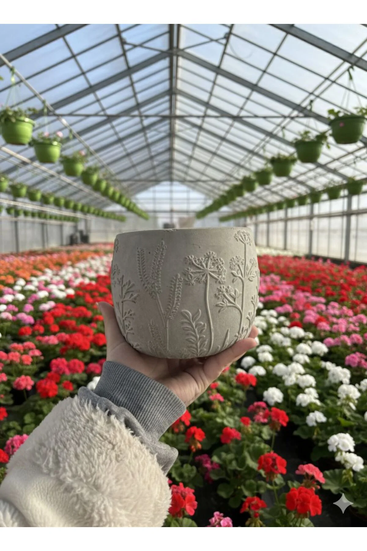 ''Flora'' kabartma desenli beton saksı