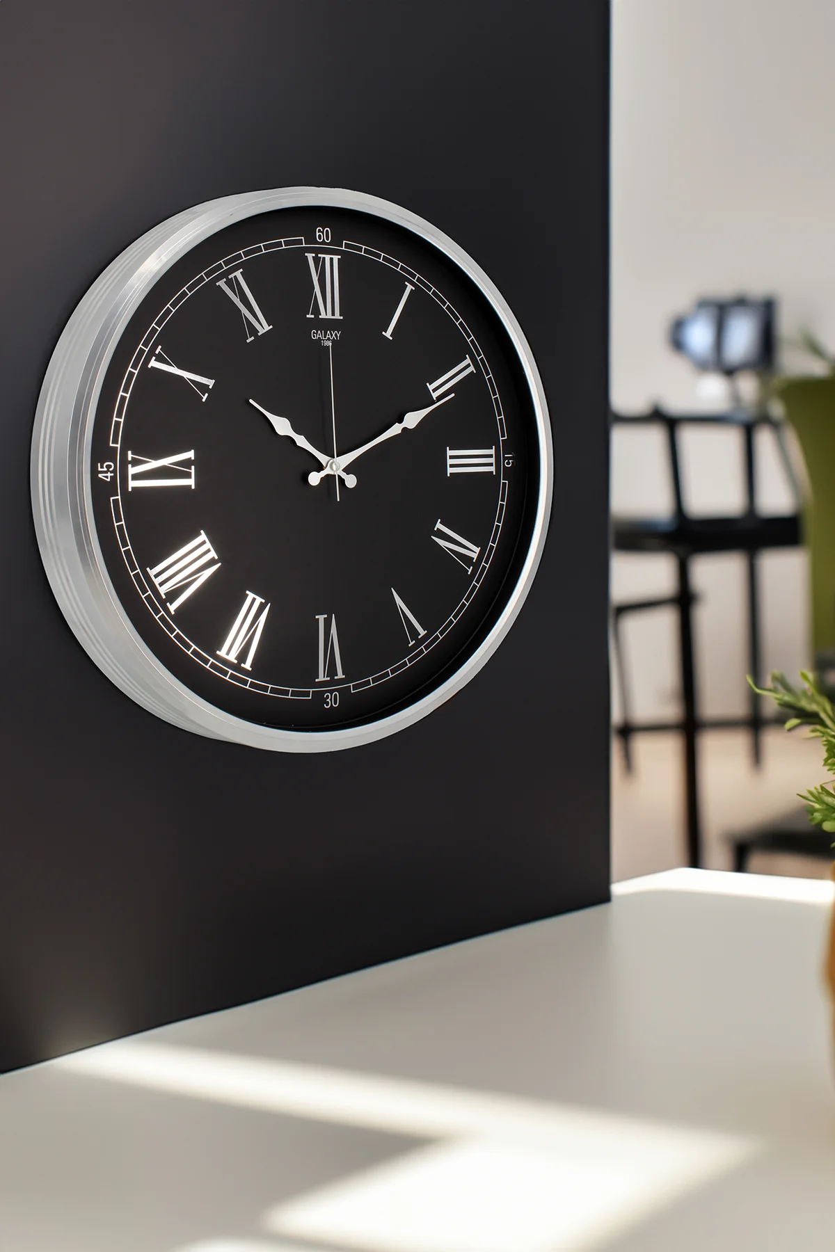 Galaxy Exclusive Duvar Saati Gri Çerçeve Siyah Kadran Roma Rakamlı 51 Cm. Fiyatı, Yorumları ve Özellikleri