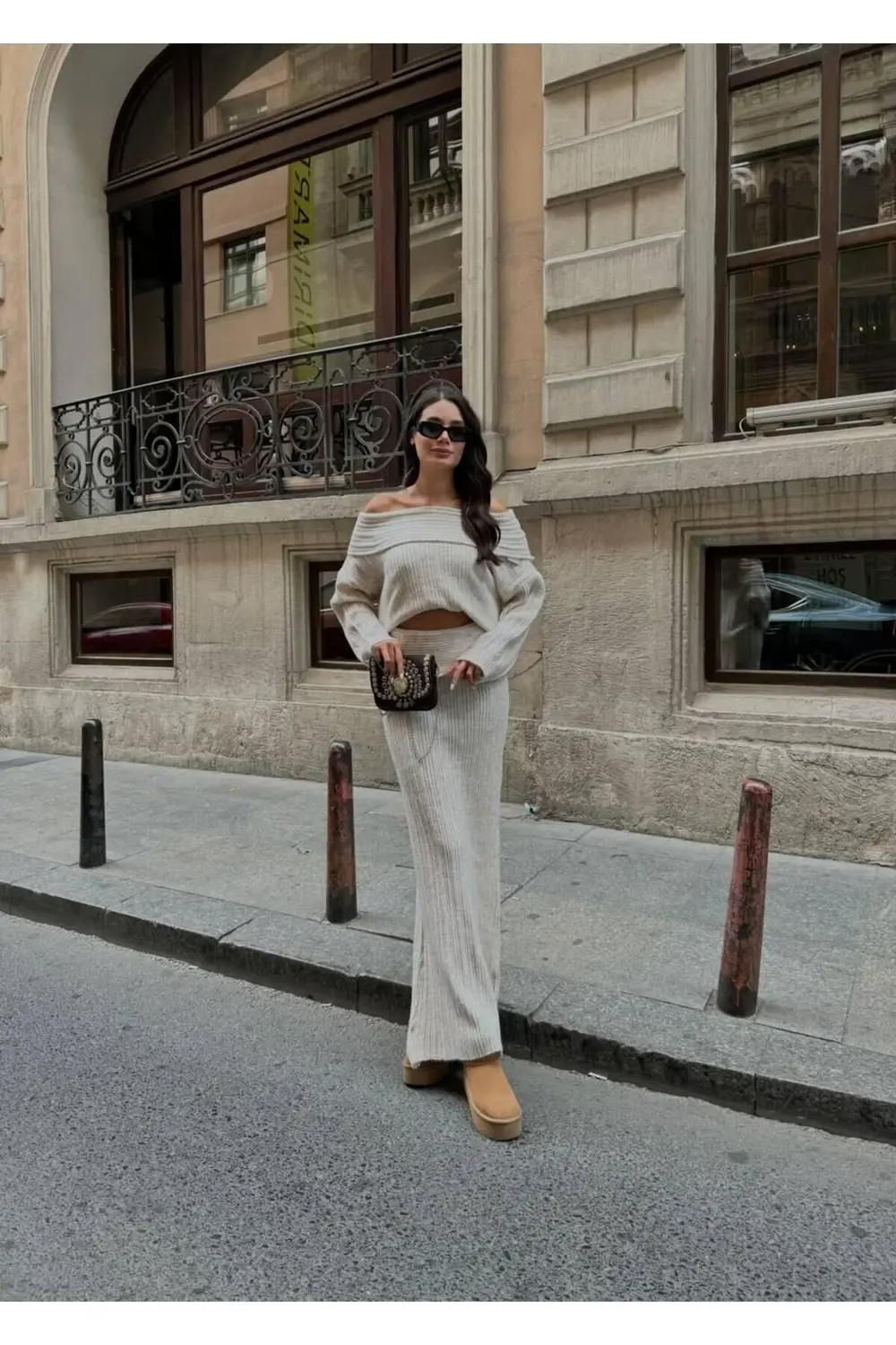 GENİŞ STRAPLEZ YAKA ETEKLİ KADIN TRİKO TAKIM