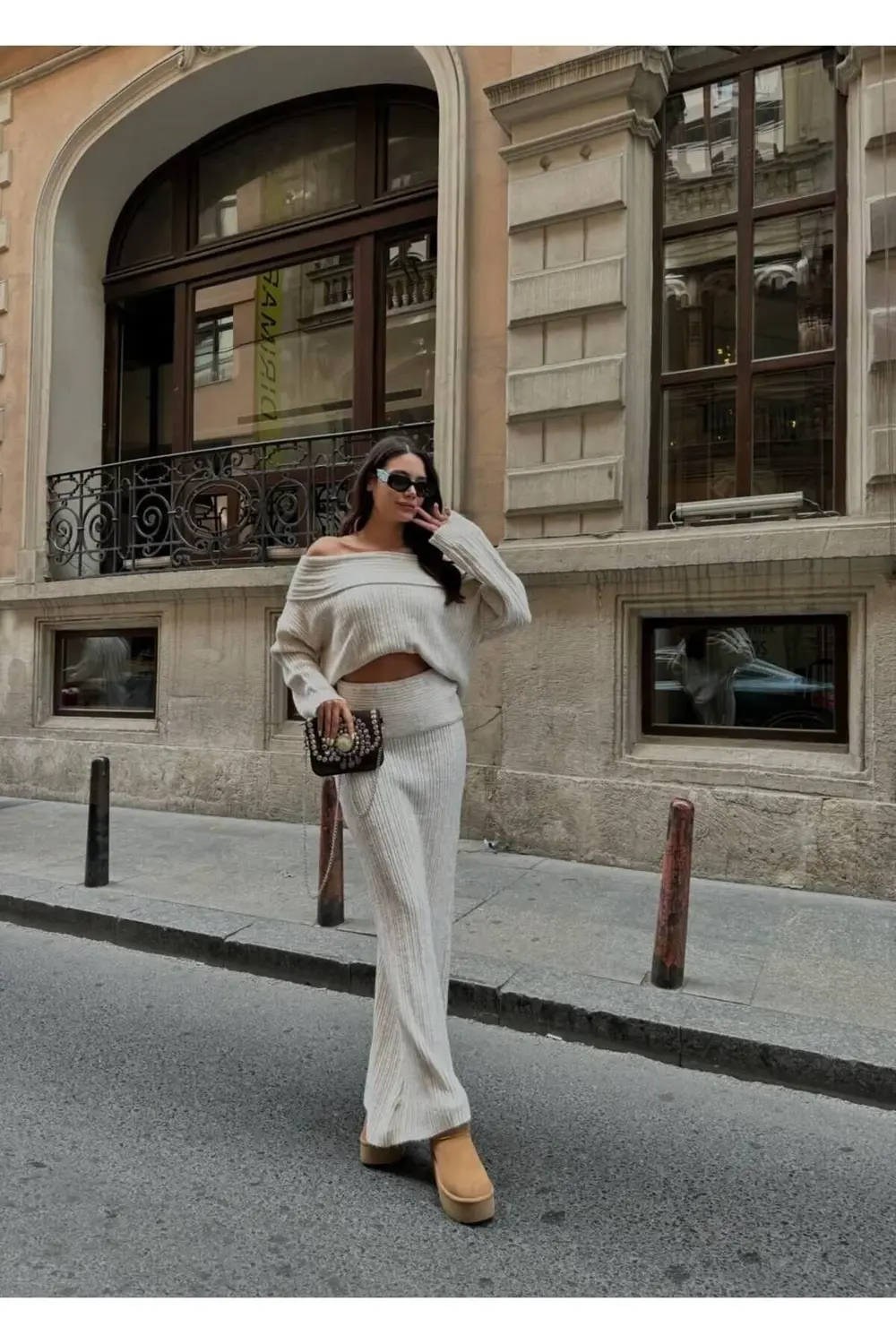 GENİŞ STRAPLEZ YAKA ETEKLİ KADIN TRİKO TAKIM