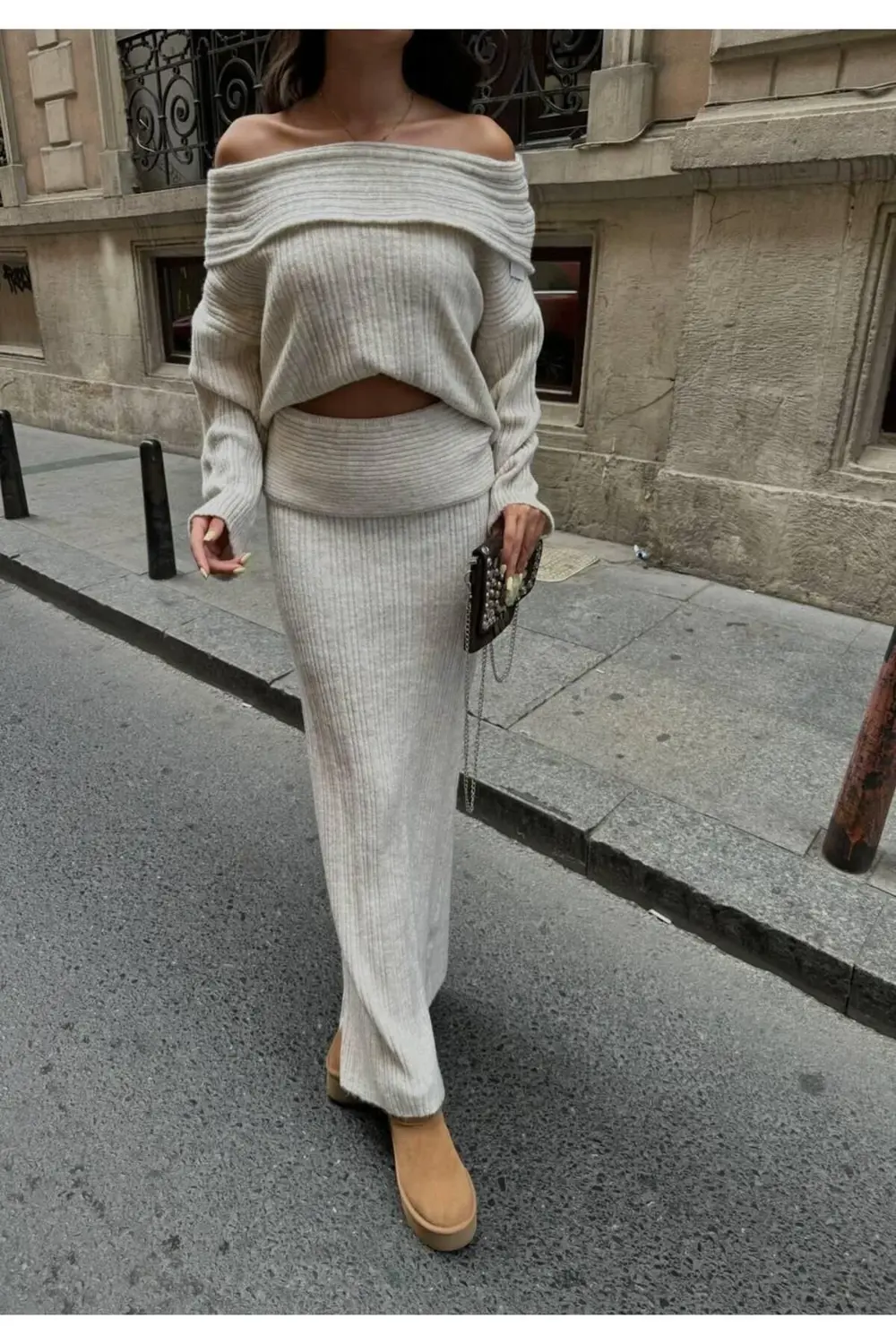 GENİŞ STRAPLEZ YAKA ETEKLİ KADIN TRİKO TAKIM