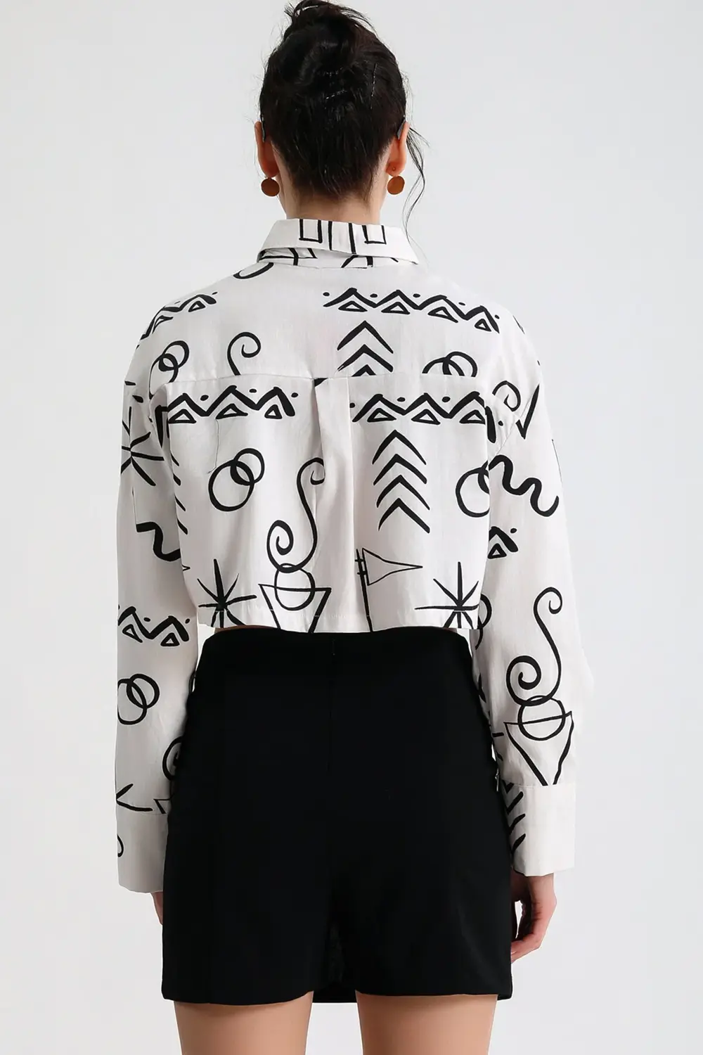 Geometrik Baskılı Cep Detaylı Asimetrik Gömlek Çift Yırtmaçlı Min