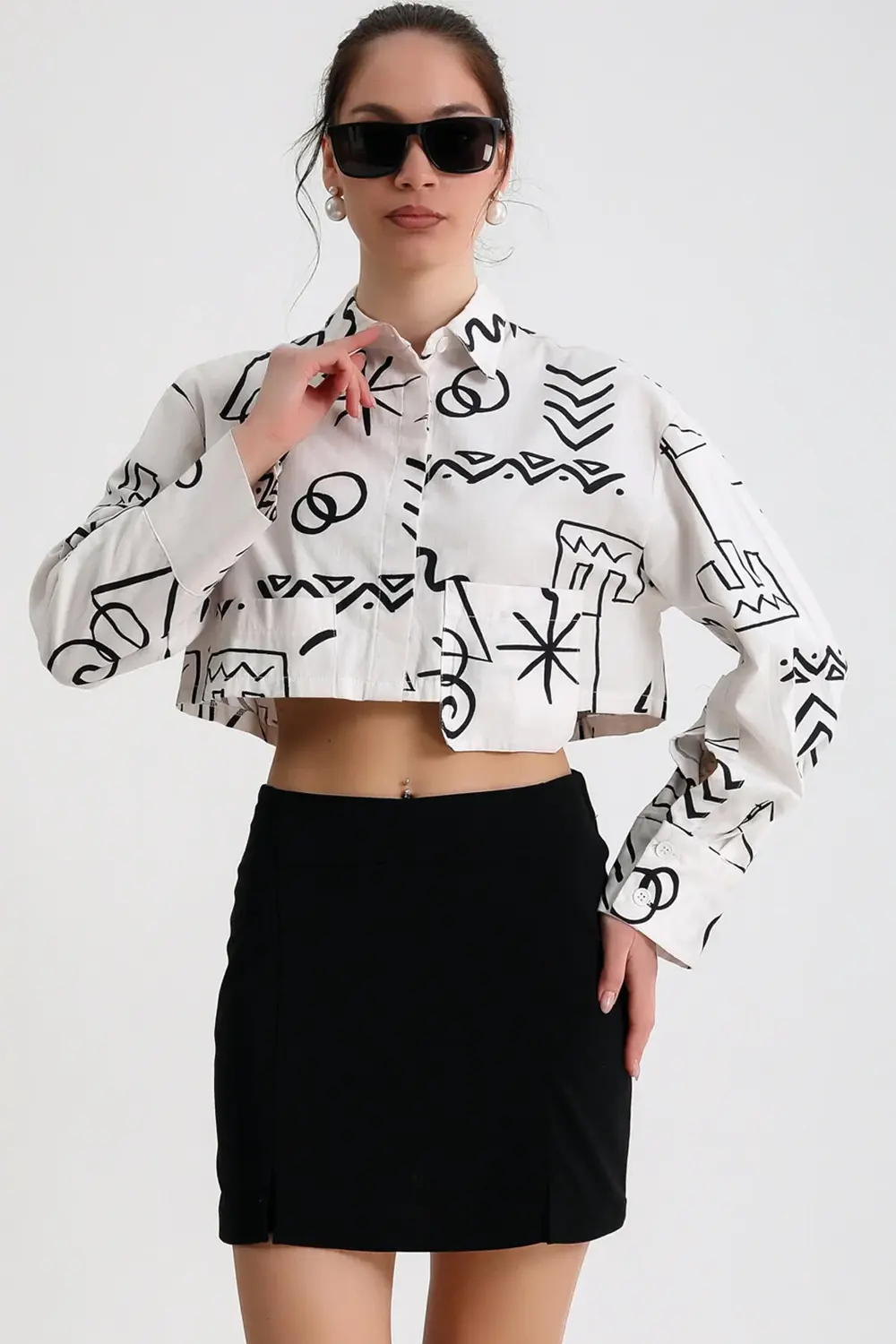 Geometrik Baskılı Cep Detaylı Asimetrik Gömlek Çift Yırtmaçlı Min