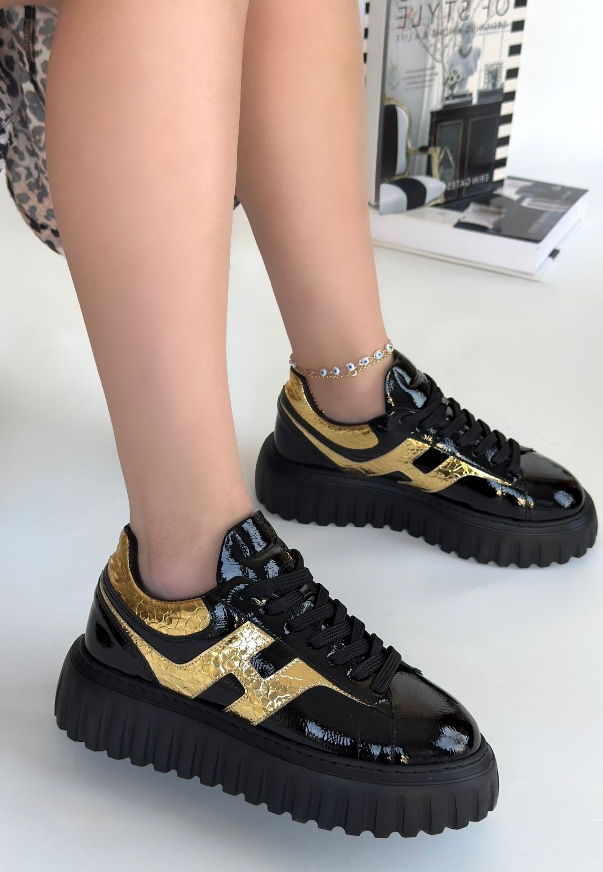 Gesti Siyah Rugan Altın Detaylı Bağcıklı Spor Ayakkabı