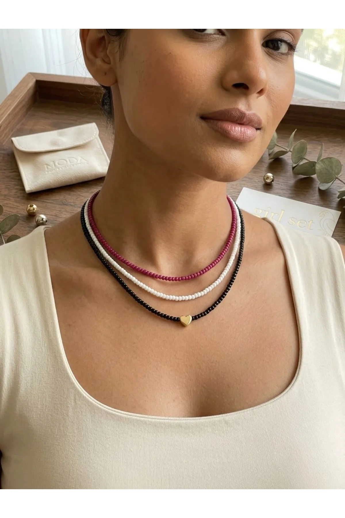 Girl 3'lü Cam Gold Kalp Detay Boncuk Kolye Seti (Siyah,Pembe,Beyaz)