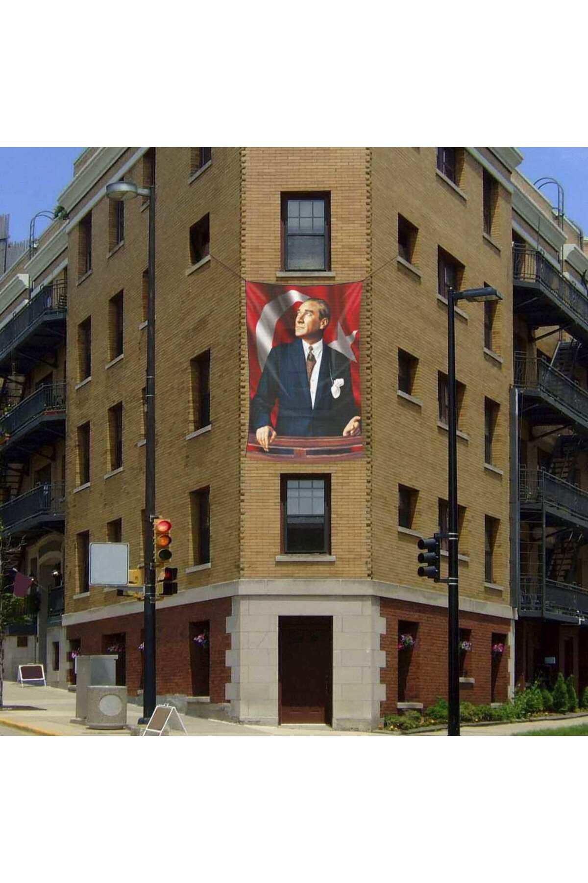 Göğe Bakan-Ay Yıldız- Mustafa Kemal Atatürk -Okul -Kutlama - Anı-