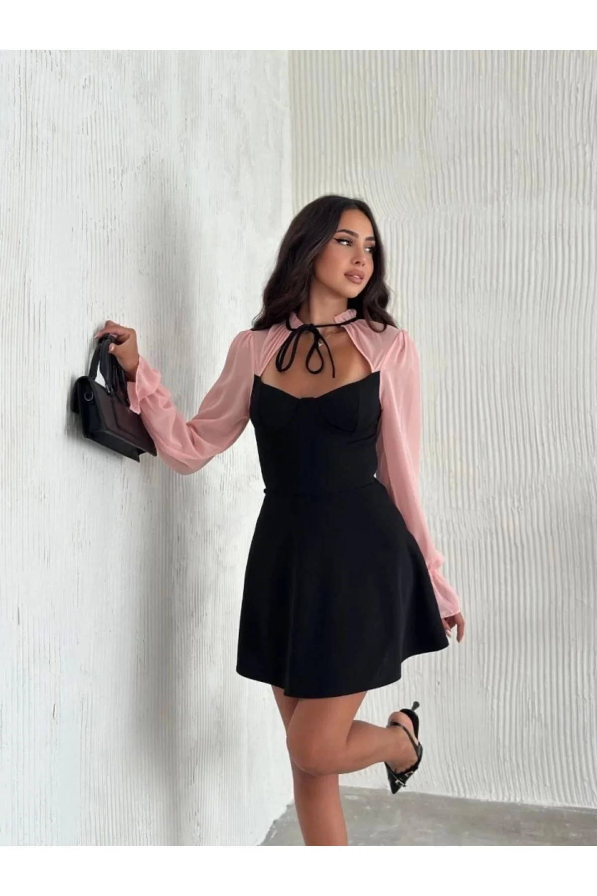 Göğsü Bağlamalı Kalp Yaka Kolları Şifon Mini Elbise - Siyah Pembe