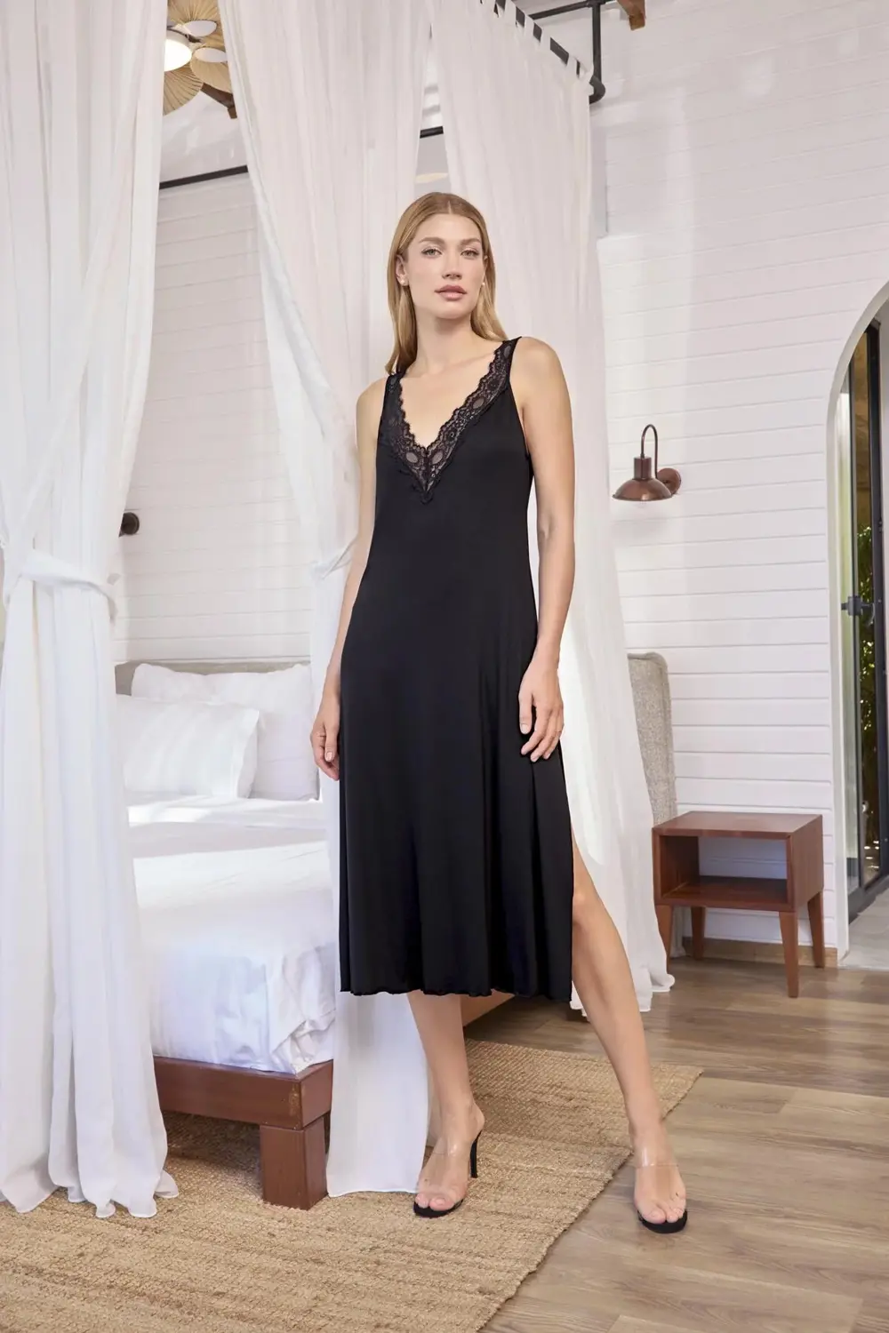 Göğüs Ve Sırt Dekolteli Dantelli Ve Yırtmaçlı Gecelik