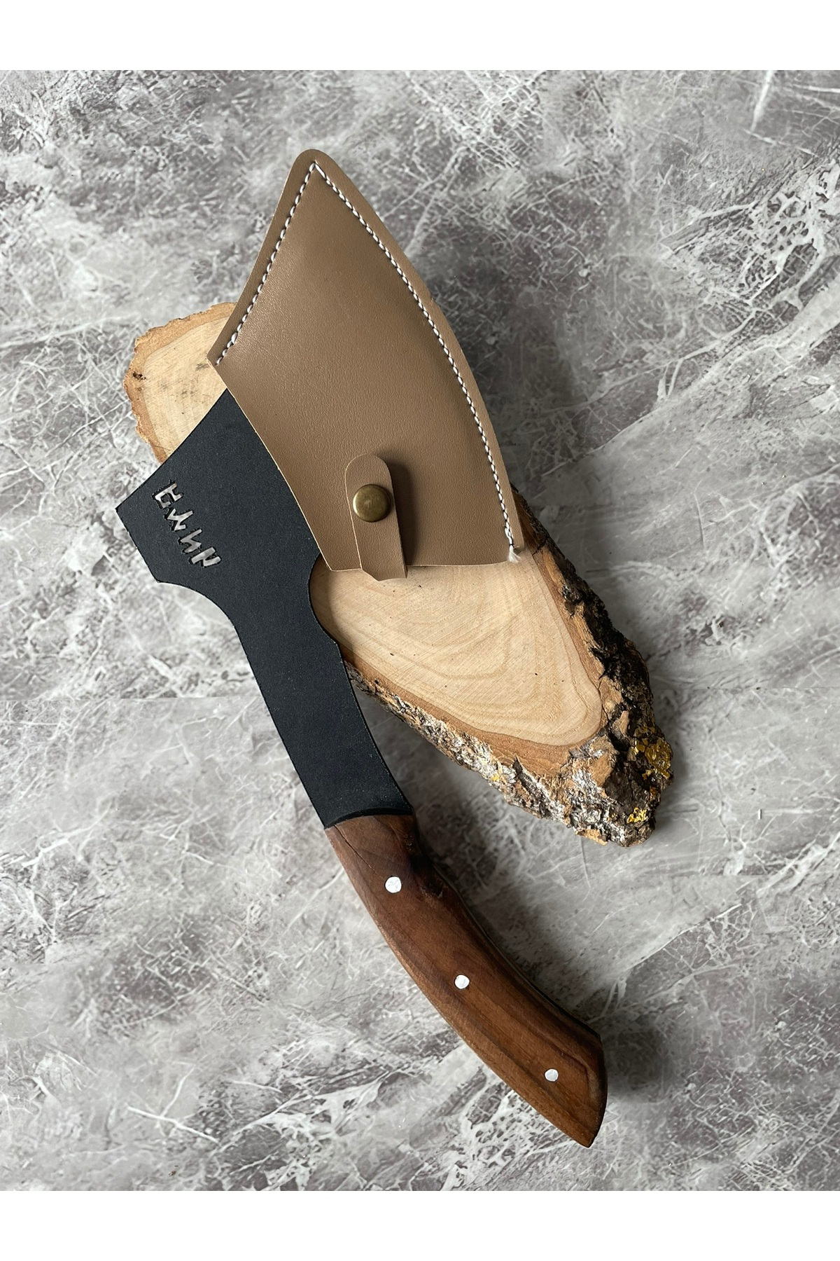 Göktürkçe Yazılı Karbon Çelik Ceviz Kabzeli Kılıflı El Yapımı Kam