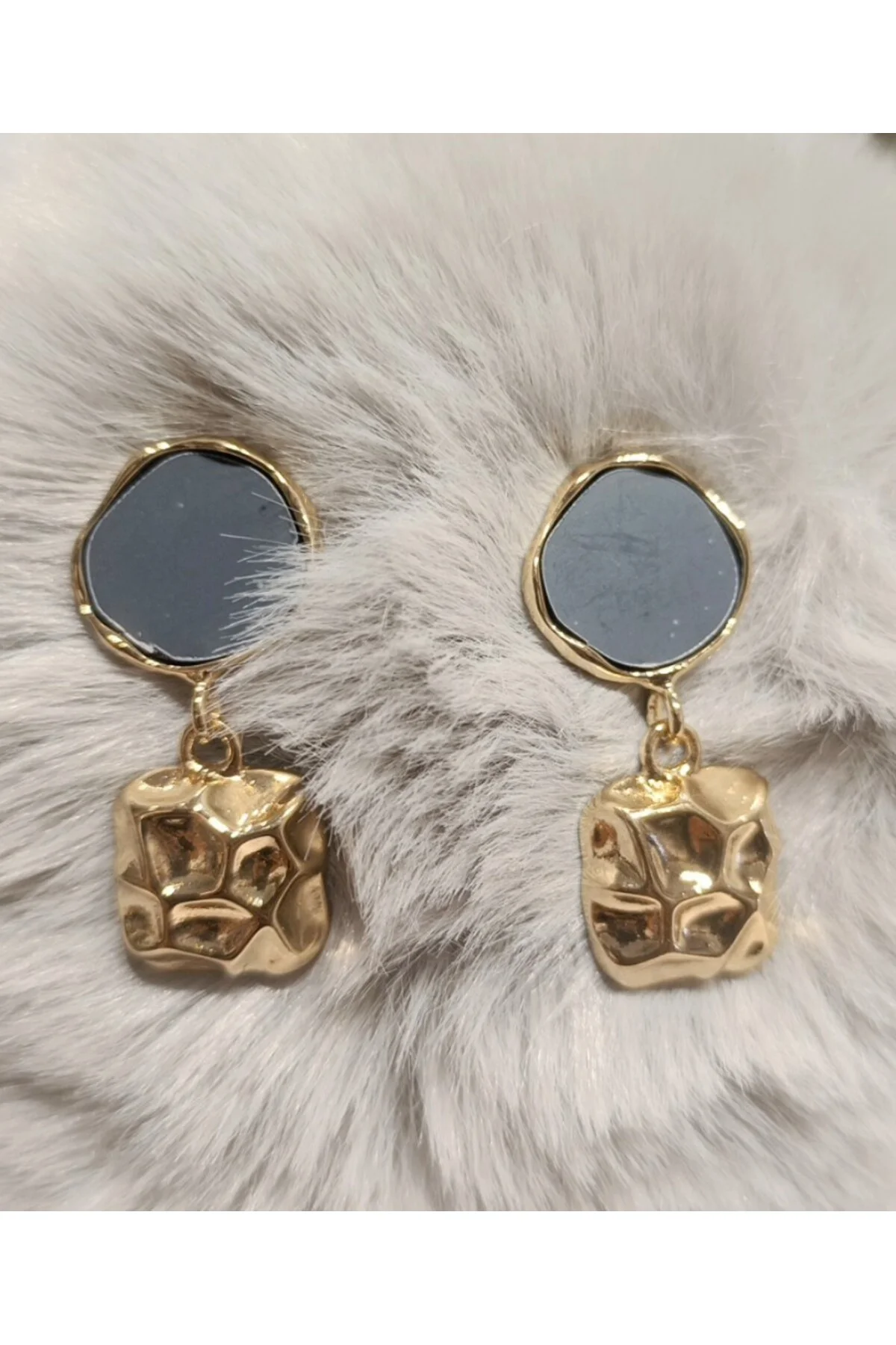 Gold Figürlü Gösterişli Küpe