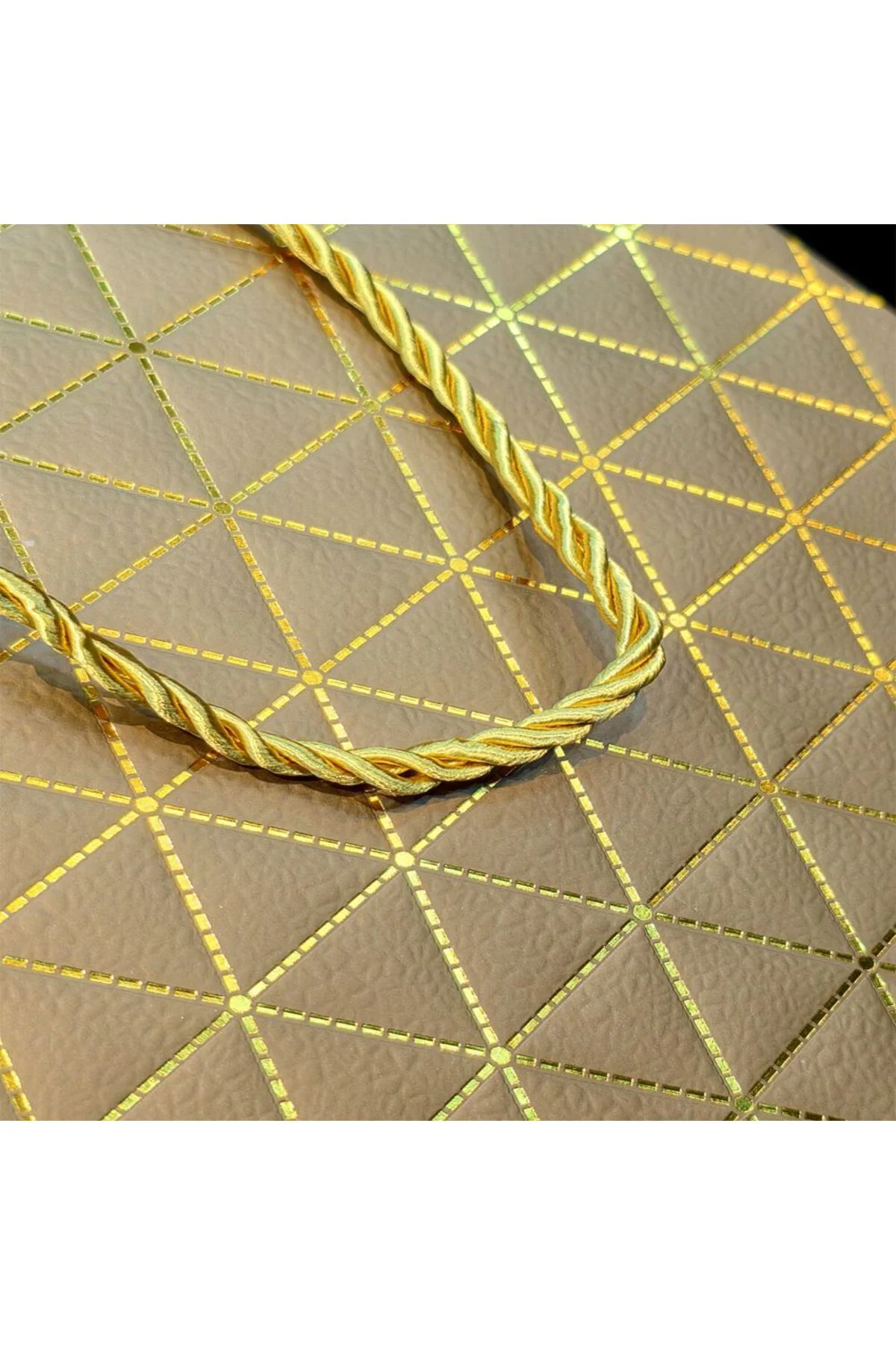 Gold Geometrik Desenli Orta Boy Karton Hediye Çantası