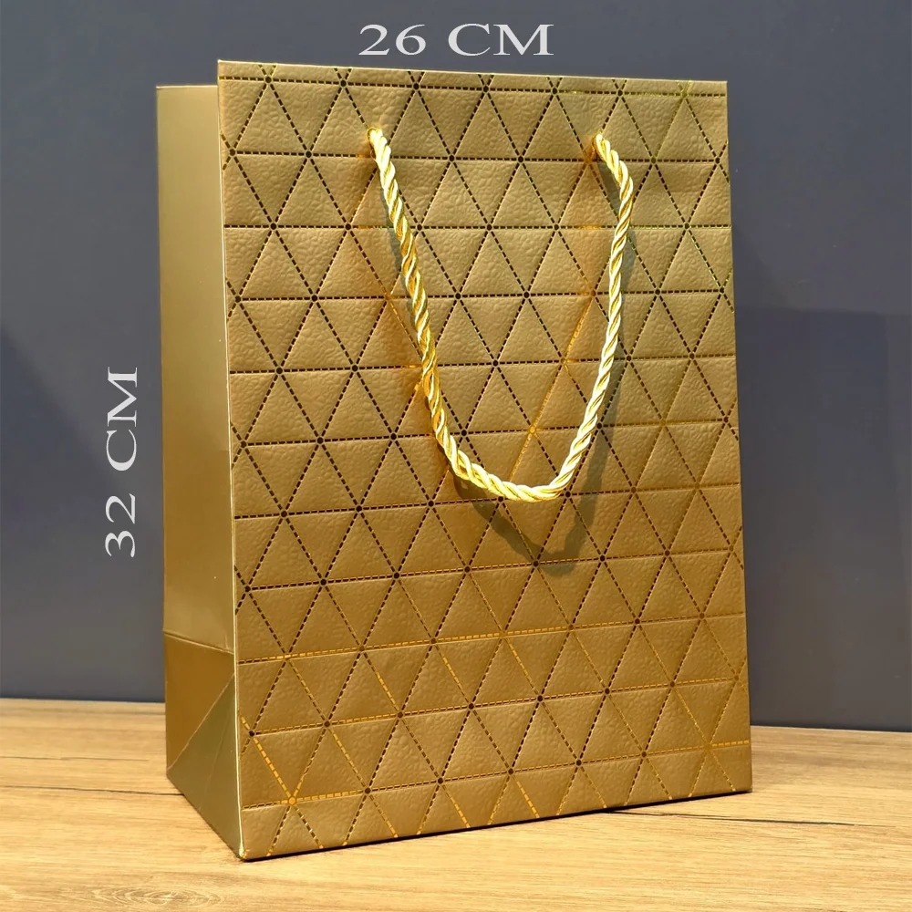 Gold Geometrik Desenli Büyük Boy Karton Hediye Çantası Gold Geometrik Desenli Büyük Boy Karton Hediye Çantası