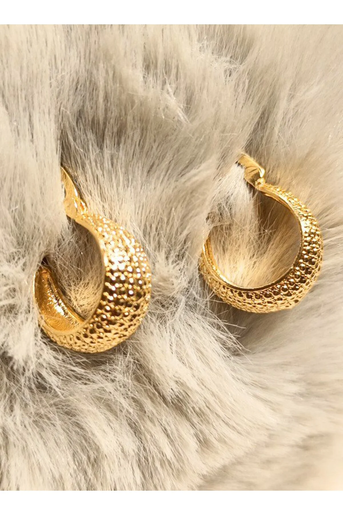 Gold Gösterişli Klips Küpe