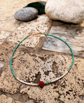 GOLD KAPLAMA KIRMIZI CAM BONCUK DETAY TURKUAZ-BEYAZ BONCUK KOLYE- GOLD KAPLAMA KIRMIZI CAM BONCUK DETAY TURKUAZ-BEYAZ BONCUK KOLYE-