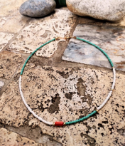 GOLD KAPLAMA SİLİNDİR AKİK TAŞI DETAY YEŞİL-BEYAZ BONCUK KOLYE-KO
