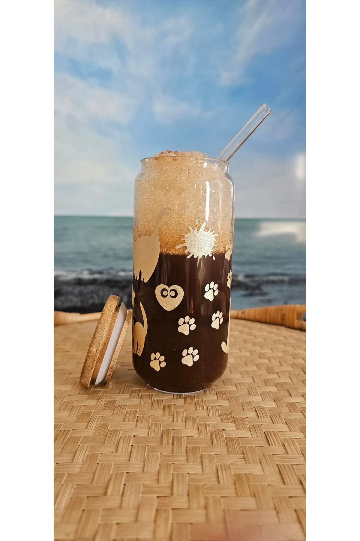 Gold kedi, pati desenli, bambu kapaklı, cam pipetli, cam bardak, 