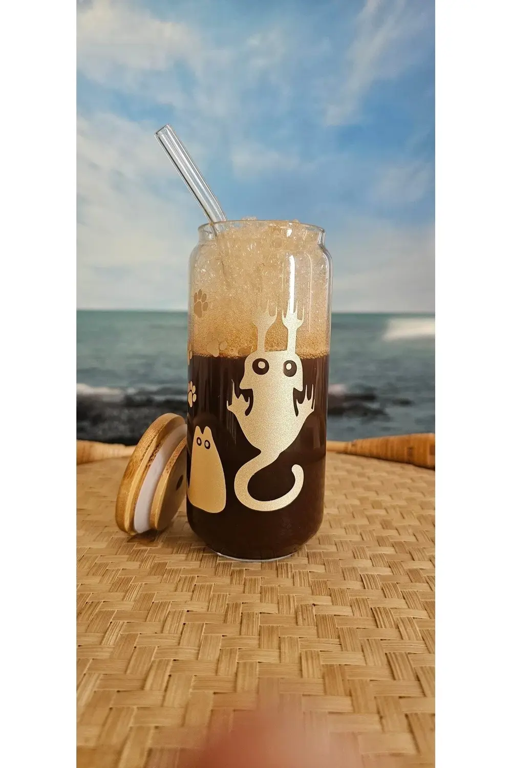 Gold kedi, pati desenli, bambu kapaklı, cam pipetli, cam bardak,