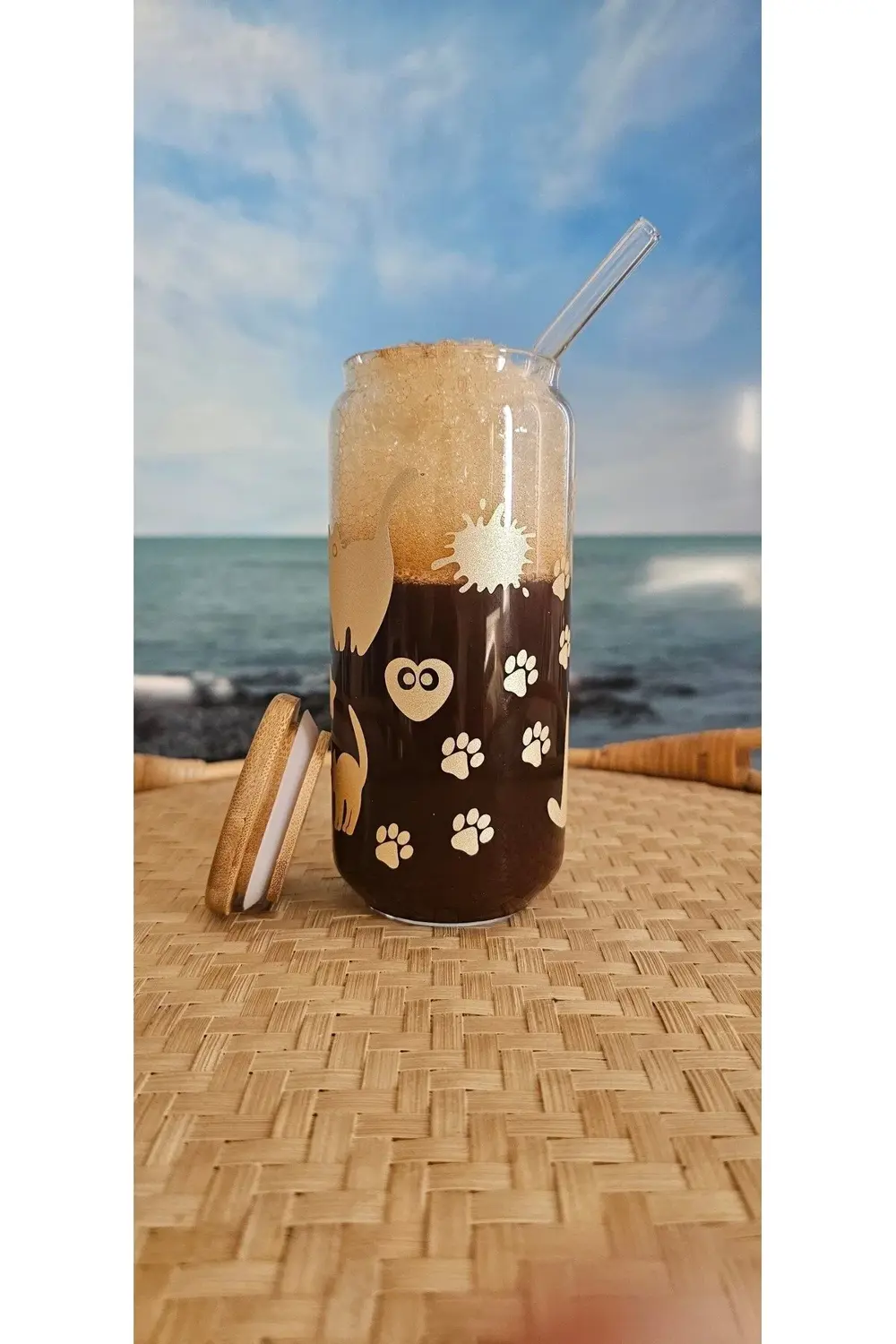 Gold kedi, pati desenli, bambu kapaklı, cam pipetli, cam bardak,