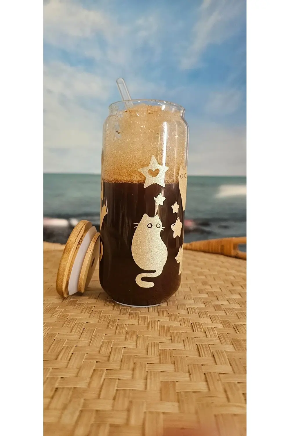 Gold kedi, pati desenli, bambu kapaklı, cam pipetli, cam bardak,