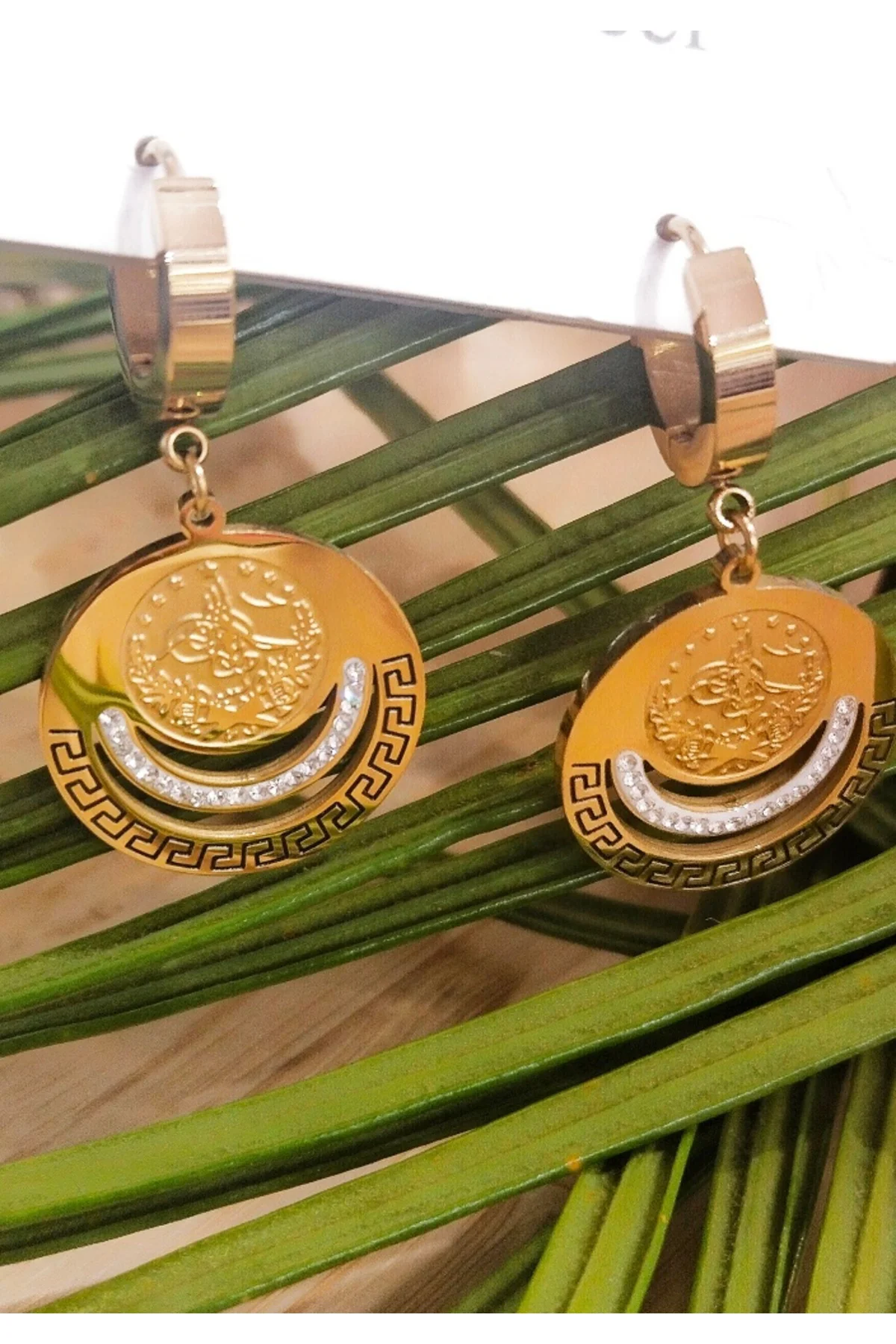 Gold Lüks Figürlü Gösterişli Sallantılı Küpe