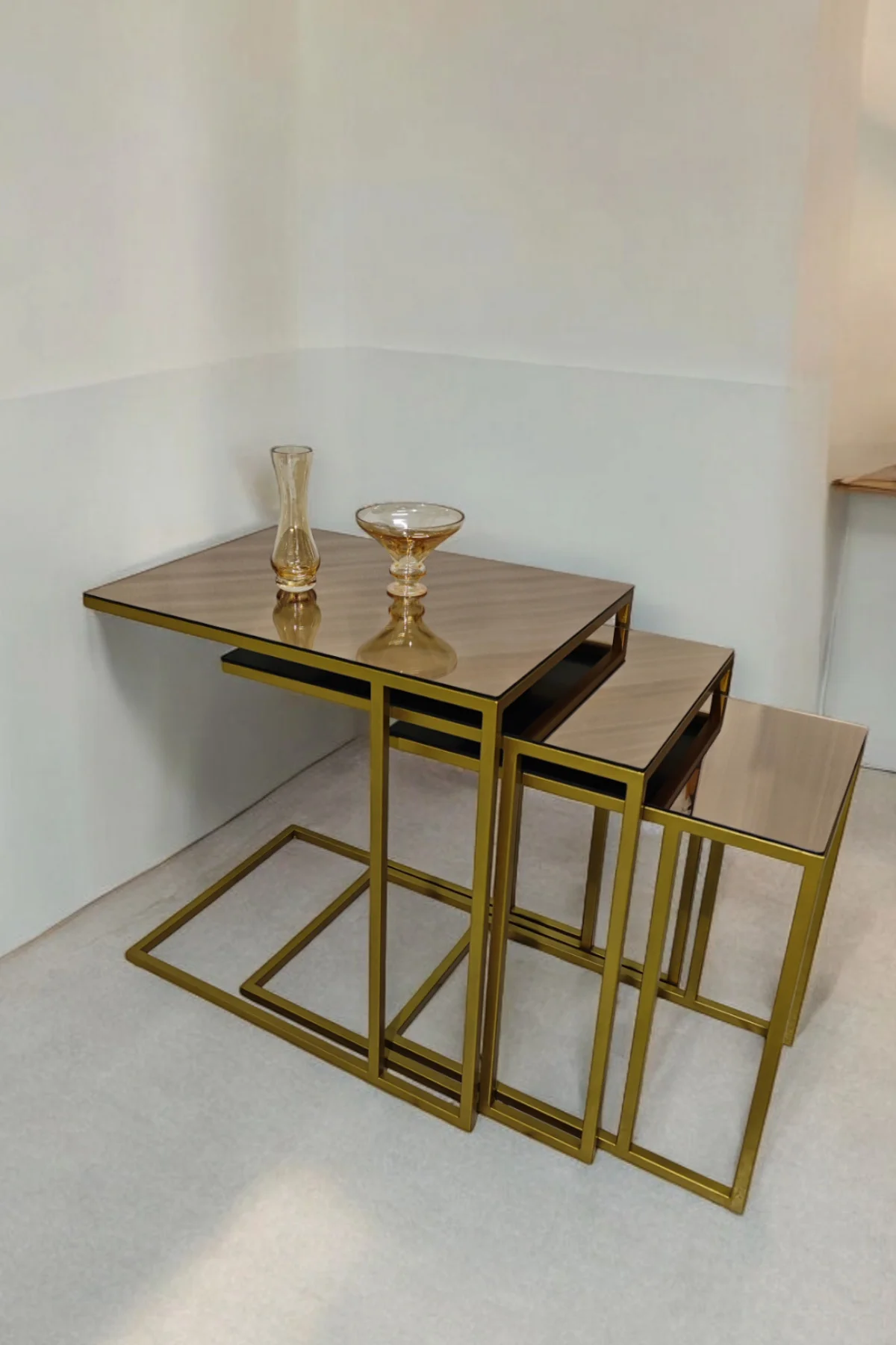 Gold Metal Ayaklı Bronz Aynalı C Zigon Sehpa