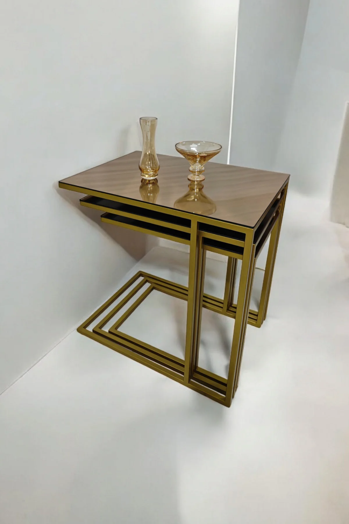 Gold Metal Ayaklı Bronz Aynalı C Zigon Sehpa