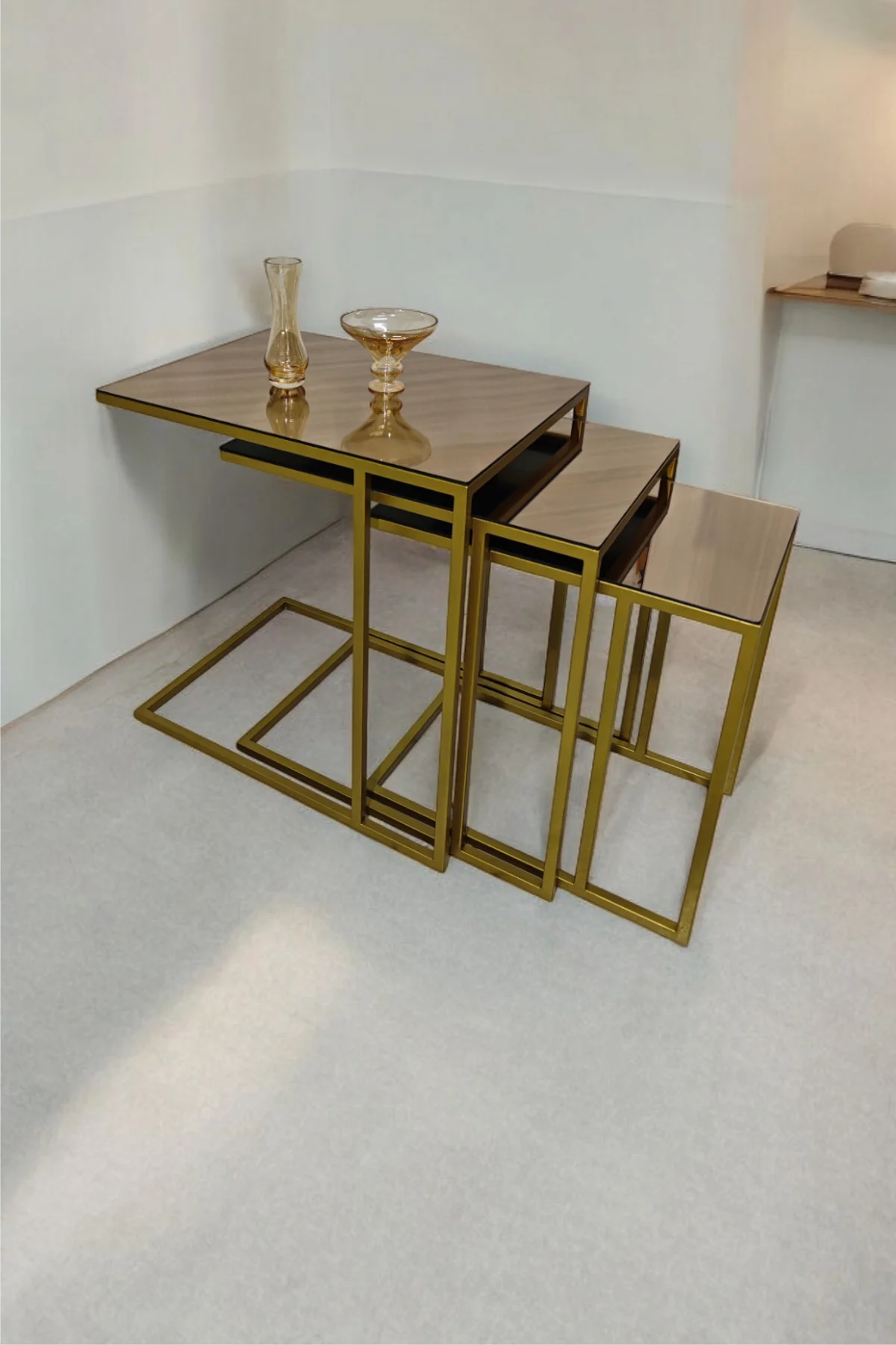 Gold Metal Ayaklı Bronz Aynalı C Zigon Sehpa