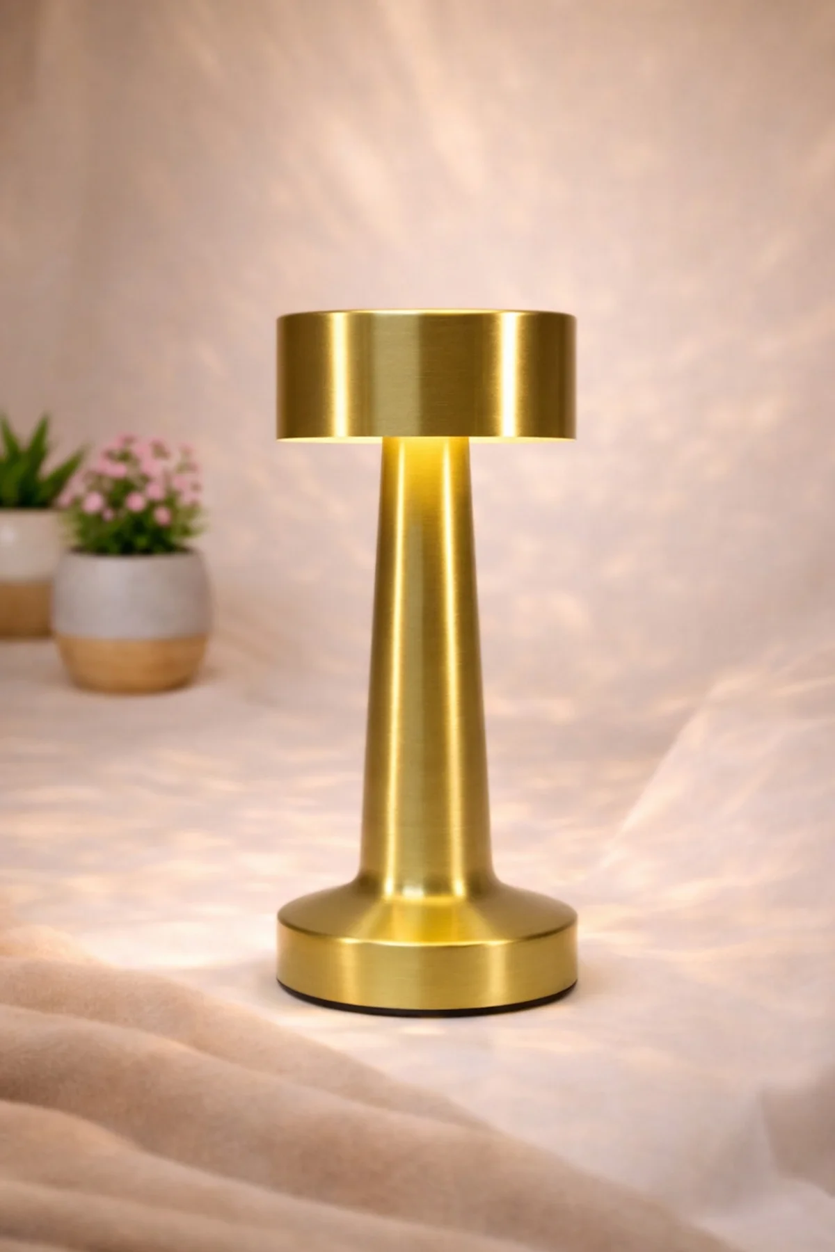 Gold Metal Dokunmatik Şarjlı Masa Lambası 3 Işık Parlaklık Ayarlı Gece Abajuru LED Fiyatı, Yorumları ve Özellikleri