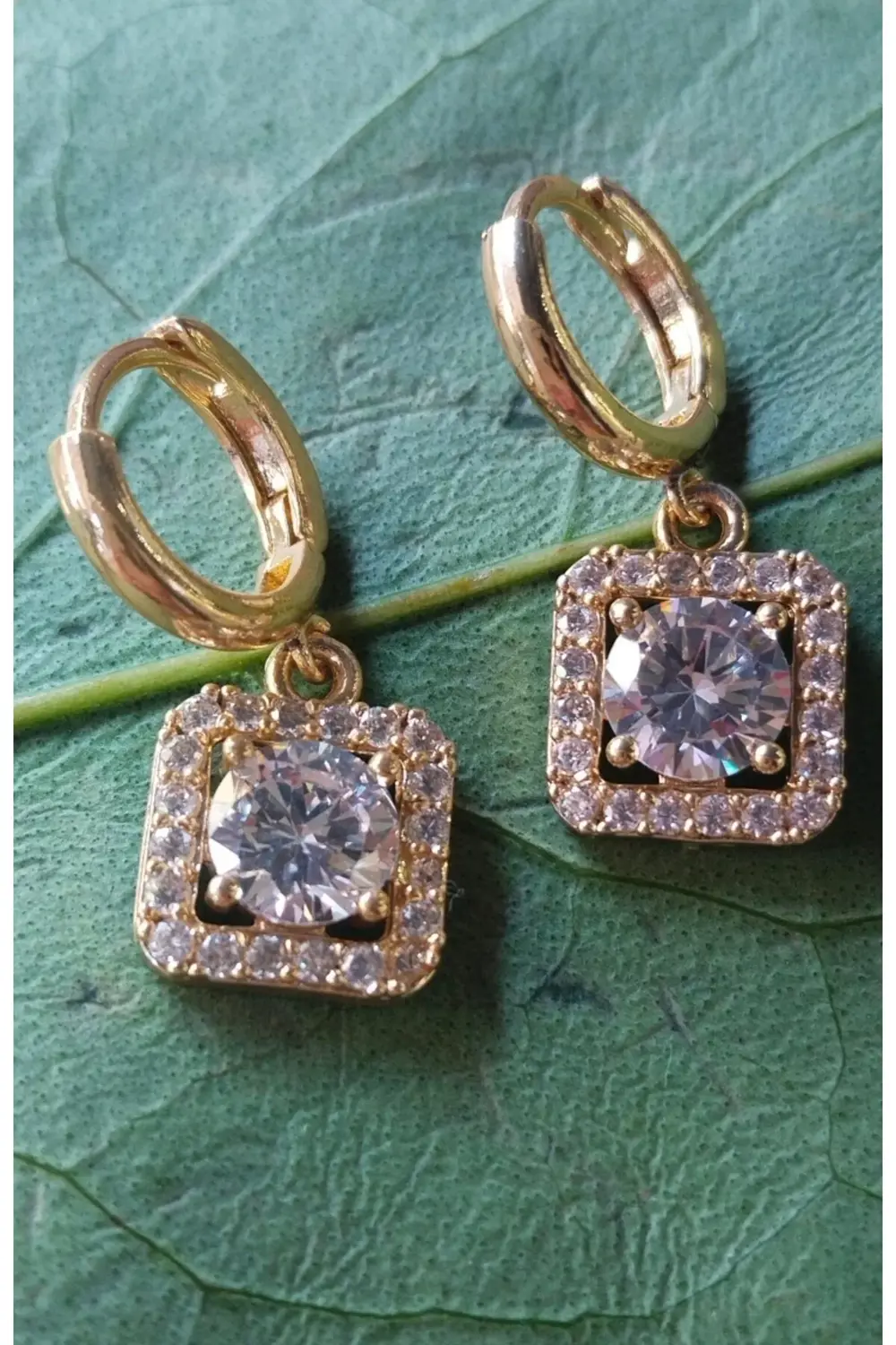 Gold Renk Lüks Gösterişli Figürlü Parıltılı Küpe