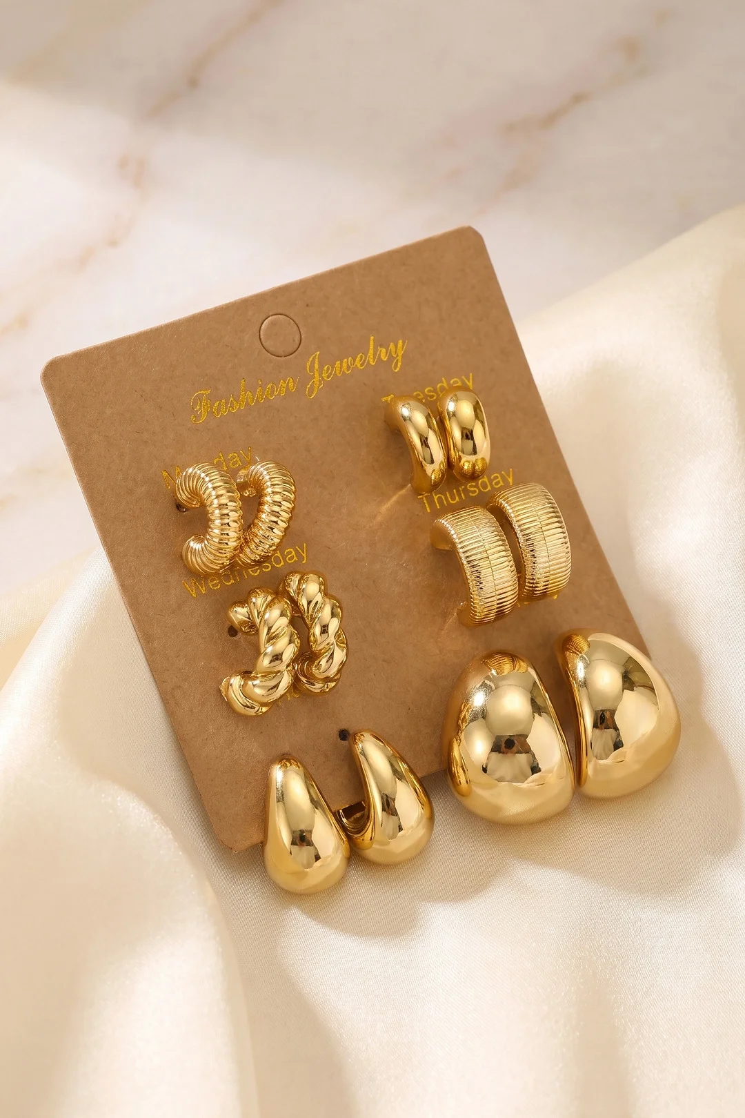 Gold Renk Metalik Kaplamalı 6 Çift CCB Küpe Seti Gold Renk Metalik Kaplamalı 6 Çift CCB Küpe Seti