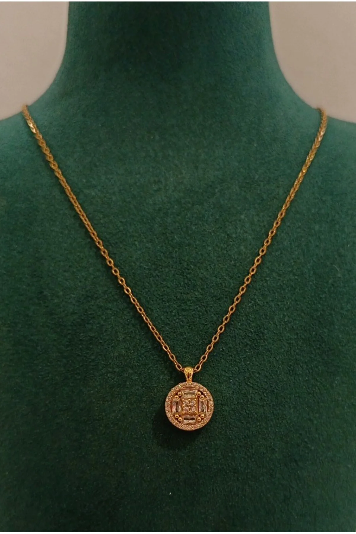 Gold Renk Parlak Taş Figürlü Gösterişli Kolye