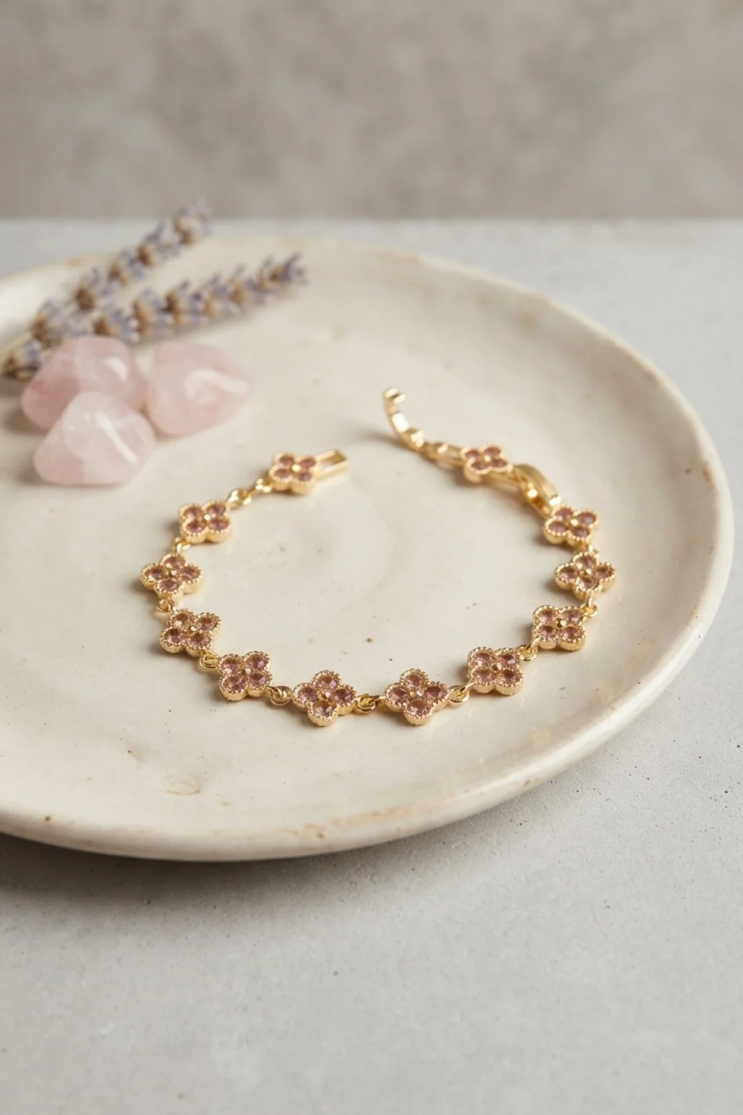 Gold Renk Pembe Zirkon Taşlı Yonca Model Kadın Bileklik TJ-BB8890 Gold Renk Pembe Zirkon Taşlı Yonca Model Kadın Bileklik TJ-BB8890