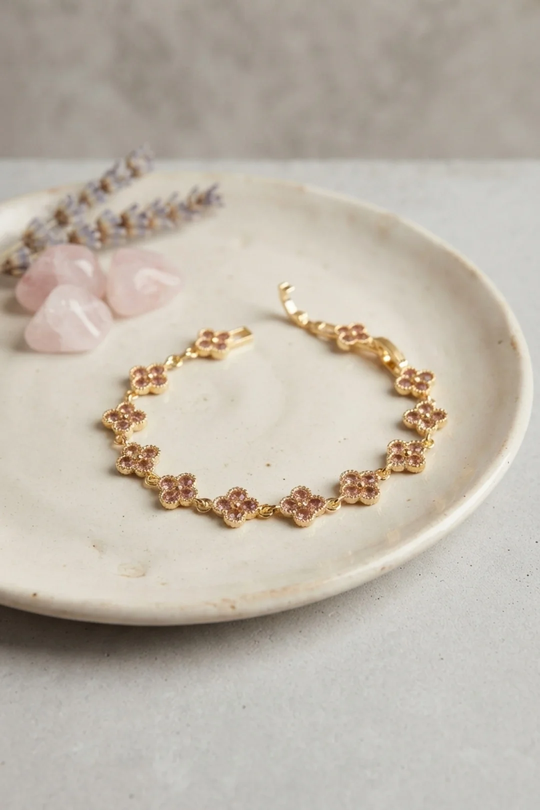 Gold Renk Pembe Zirkon Taşlı Yonca Model Kadın Bileklik Fiyatı, Yorumları ve Özellikleri
