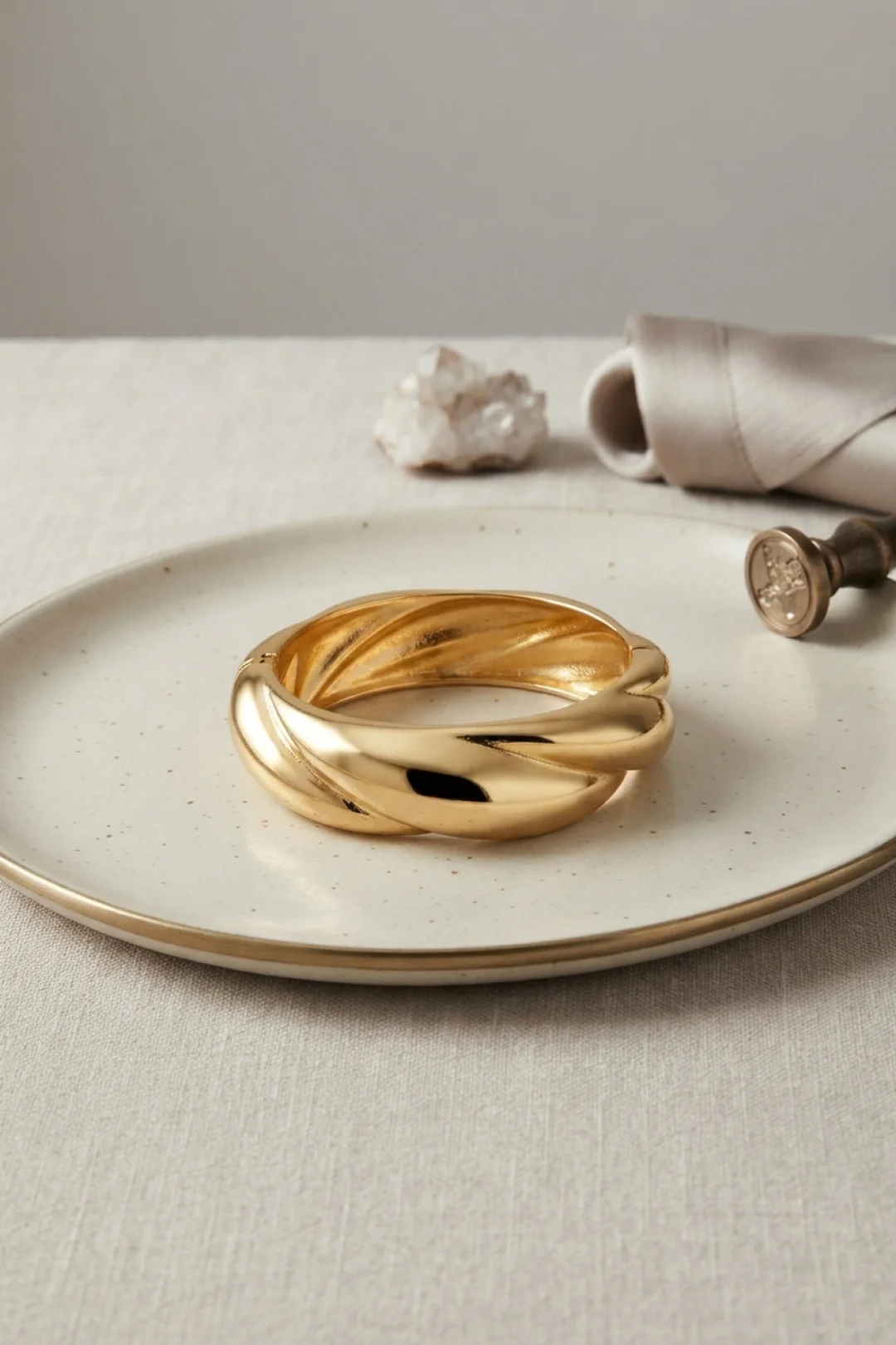 Gold Renk Pirinç Sarmal Model Vintage Kalın Kelepçe Bilezik TJ-BB8865 Gold Renk Pirinç Sarmal Model Vintage Kalın Kelepçe Bilezik TJ-BB8865