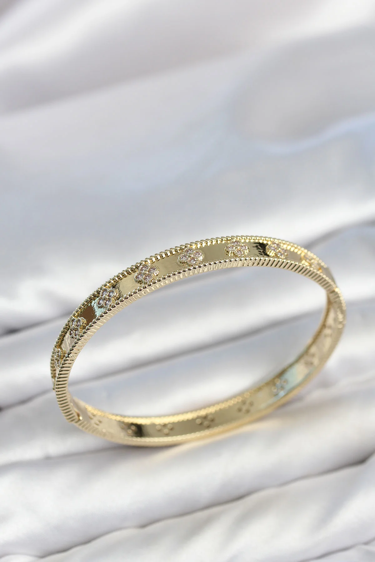 Gold Renk Pirinç Yonca Model Zirkon Taşlı Kadın Kelepçe Bileklik TJ-BB8627