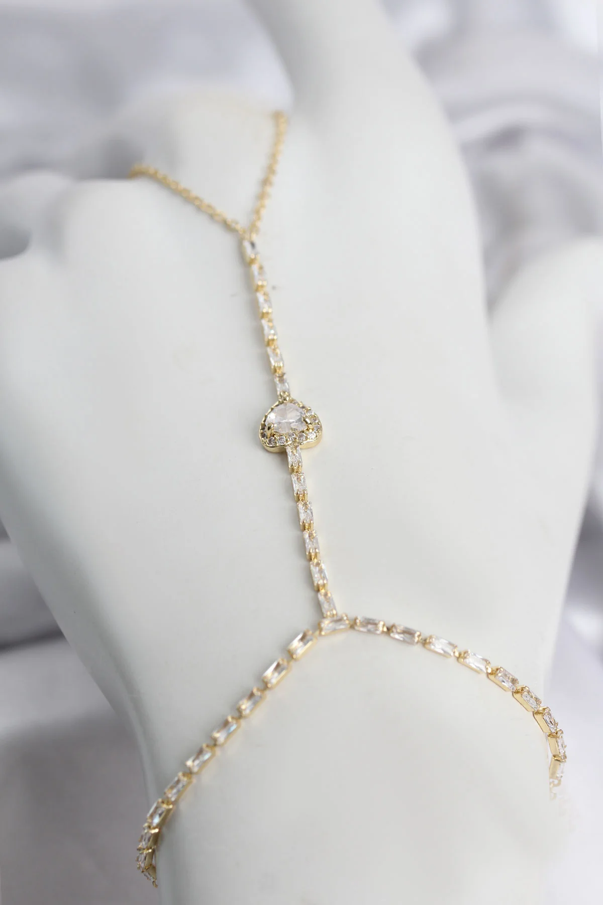 Gold Renk Pirinç Zirkon Taşlı Kalp Model Şahmeran TJ-SN783