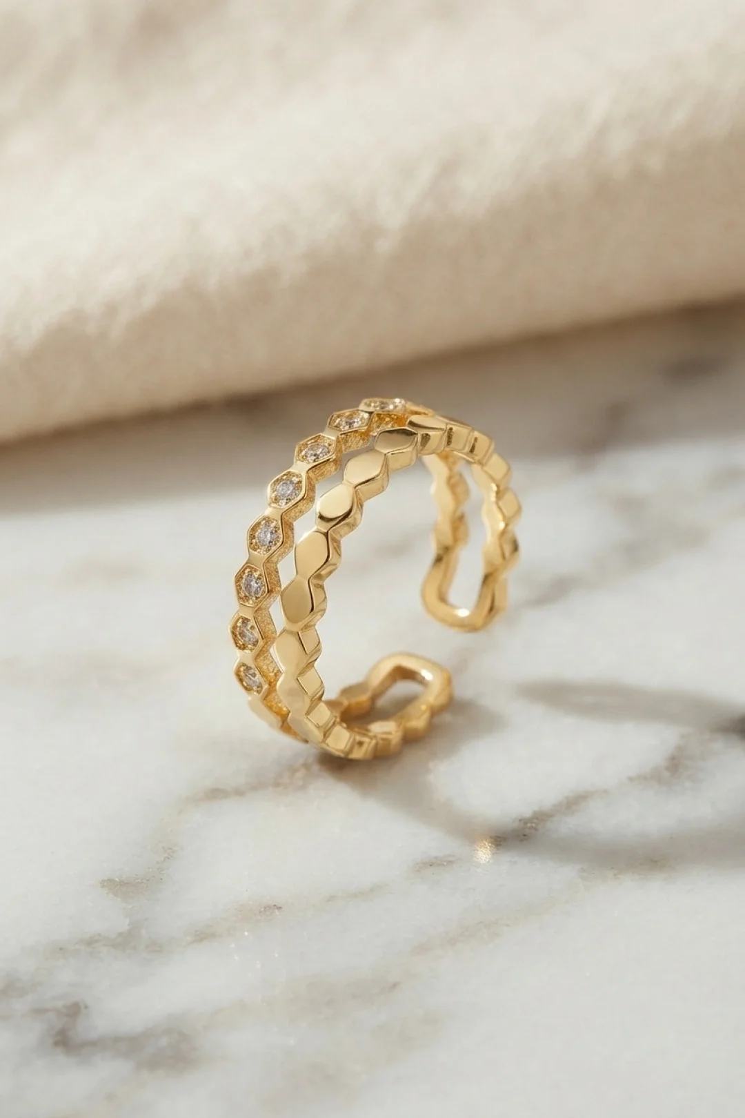 Gold Renk Sıralı Petek ve Zirkon Taşlı Model Kadın Yüzük Fiyatı, Yorumları ve Özellikleri