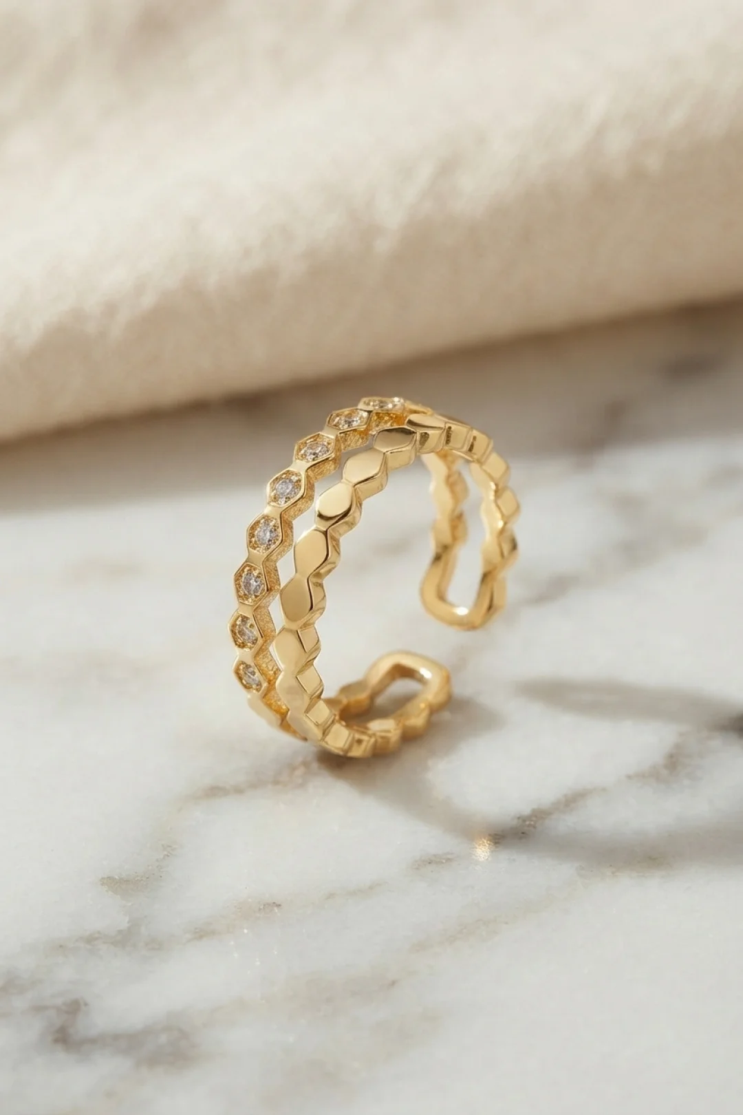 Gold Renk Sıralı Petek ve Zirkon Taşlı Model Kadın Yüzük TJ-BYK4256 Gold Renk Sıralı Petek ve Zirkon Taşlı Model Kadın Yüzük TJ-BYK4256