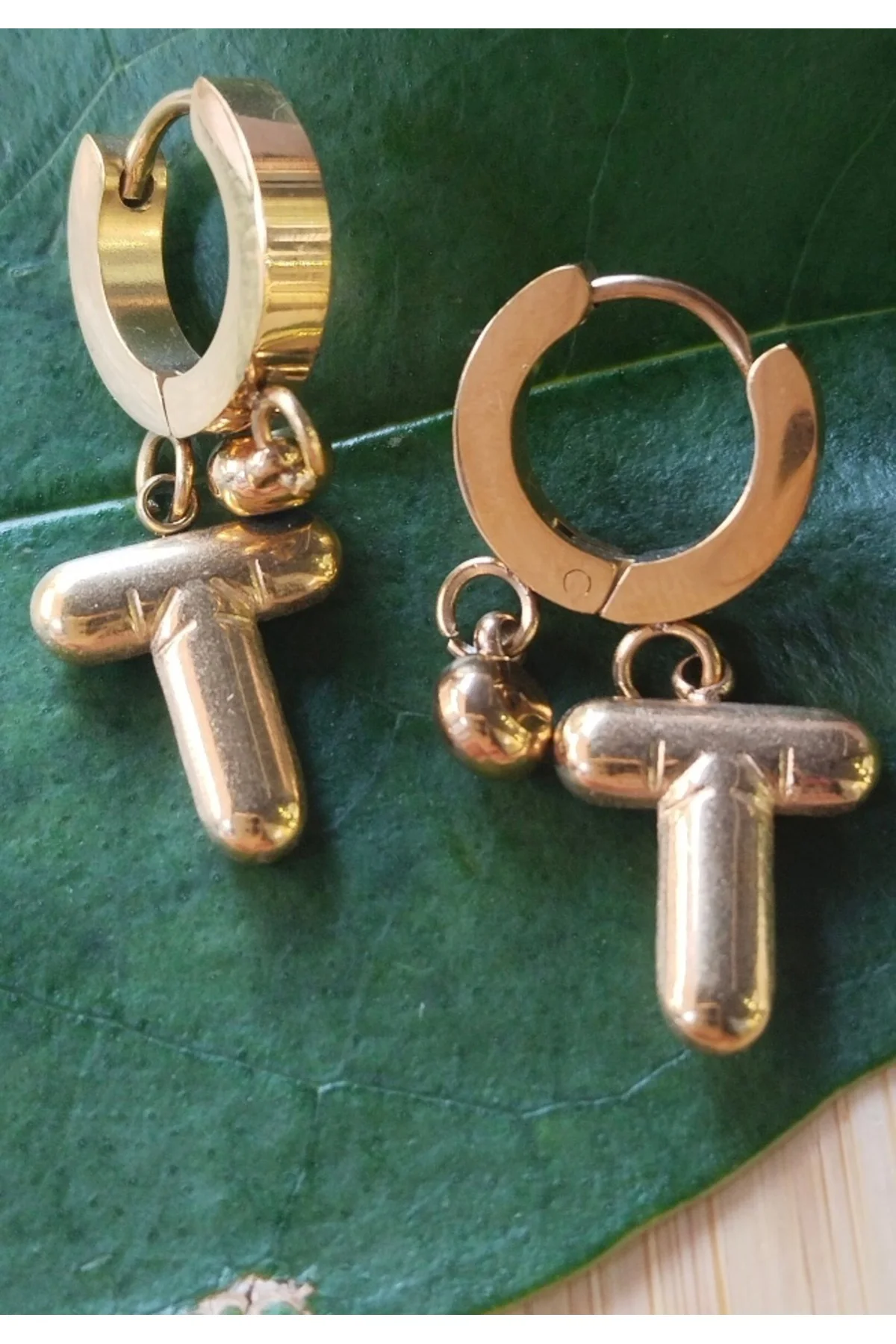Gold Renk T Harfi Lüks Gösterişli Klips Küpe