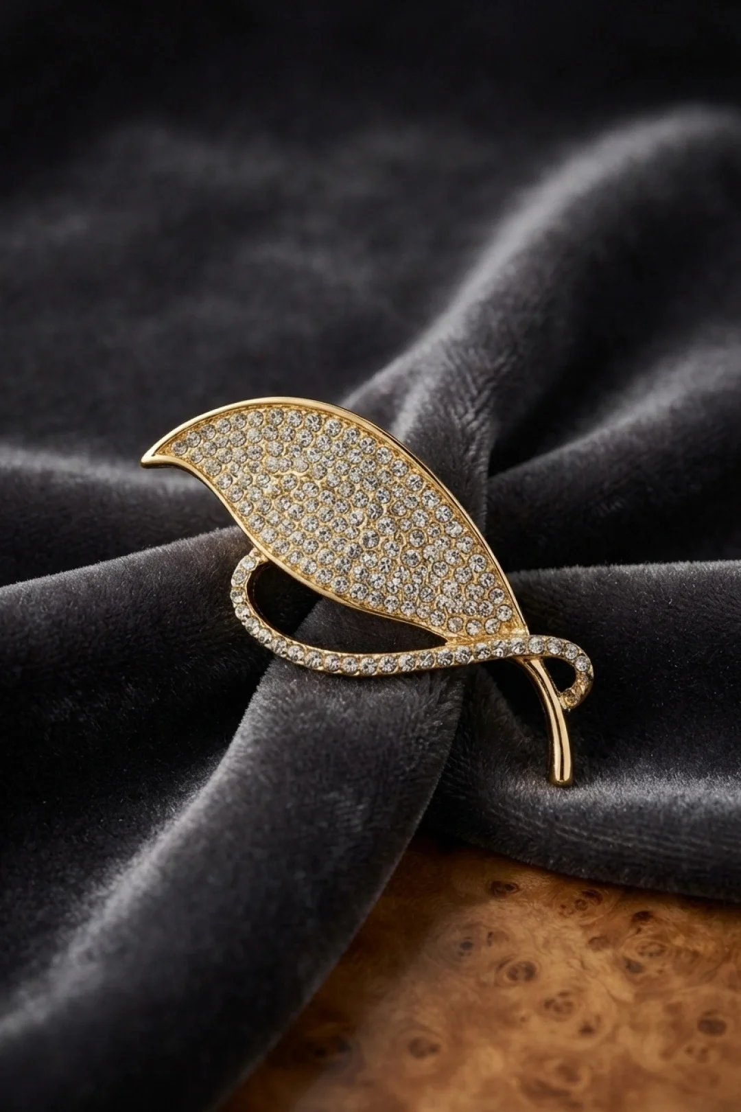 Gold Renk Zirkon Taşlı Yaprak Model Broş Fiyatı, Yorumları ve Özellikleri