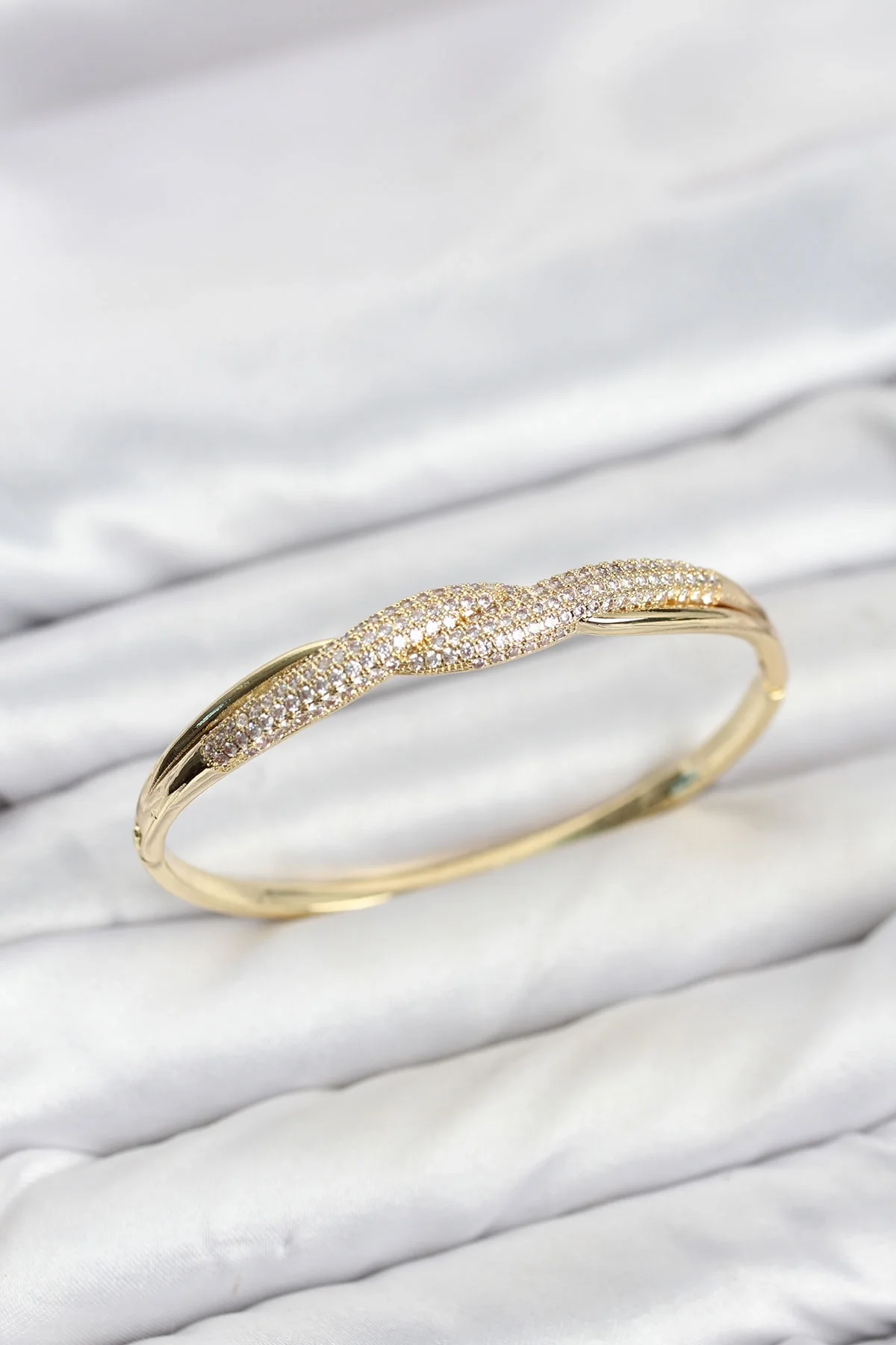Gold Renk Zirkon Taşlı Sarmal Model Kadın Kelepçe Bileklik