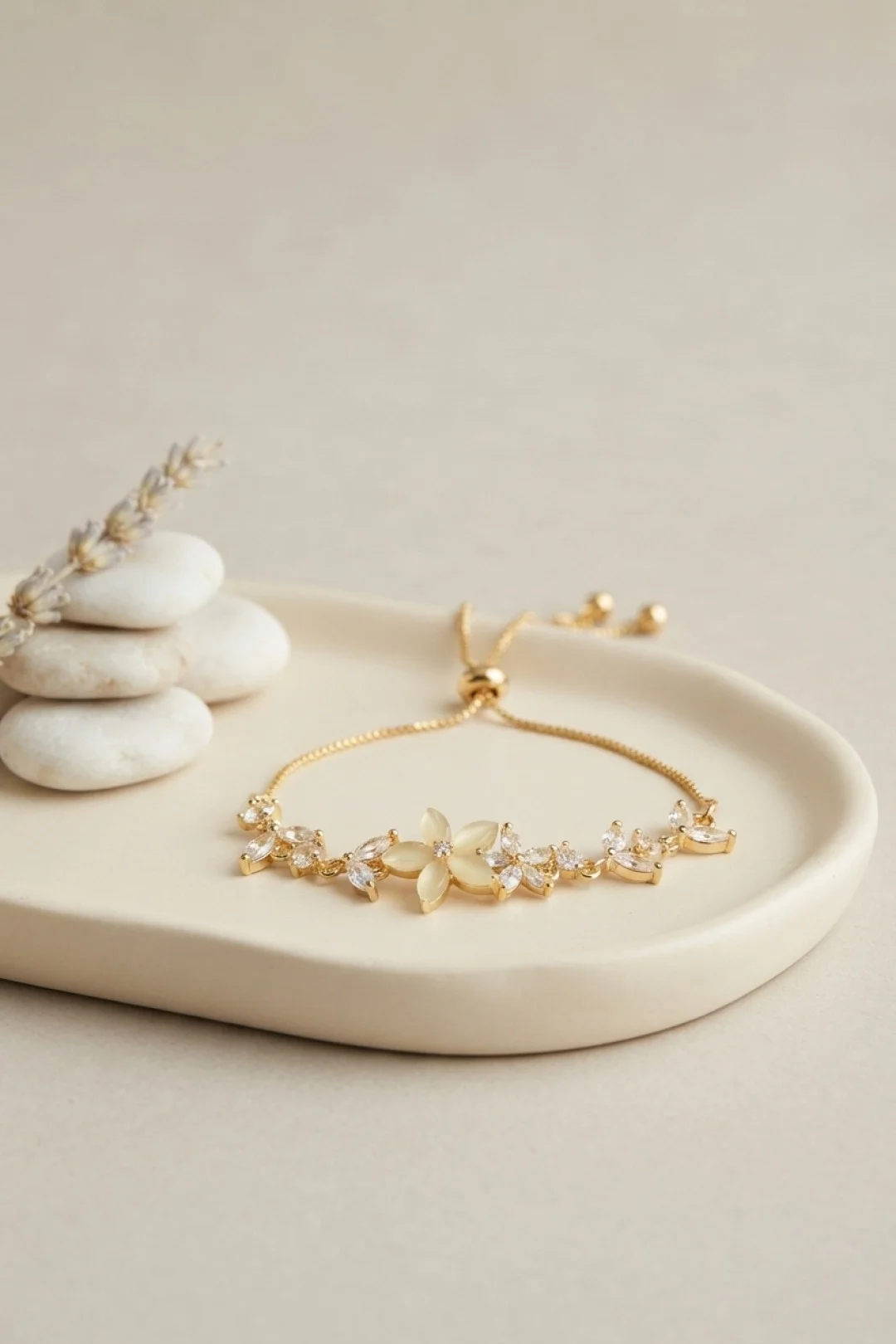 Gold Renk Zirkon Taşlı Pirinç Sedefli Çiçek Model Asansörlü Bileklik