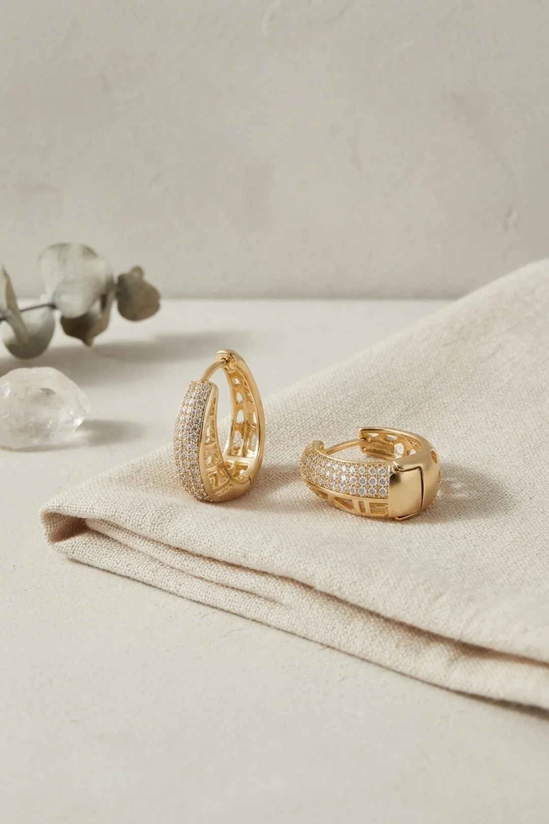 Gold Renk Zirkon Taşlı ve Motif Detaylı Damla Halka Model Kadın Küpe TJ-BKP12152 Gold Renk Zirkon Taşlı ve Motif Detaylı Damla Halka Model Kadın Küpe TJ-BKP12152