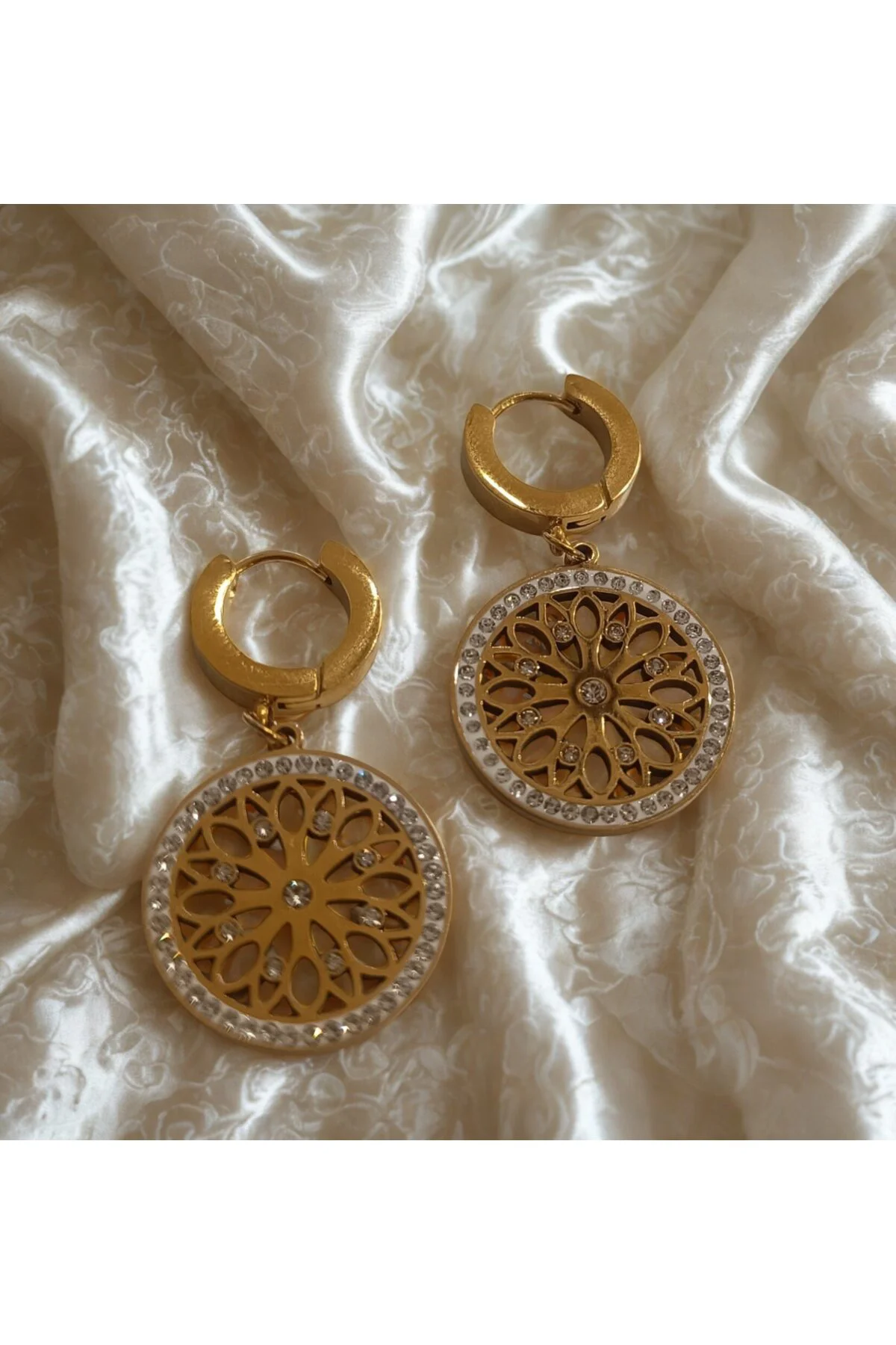 Gold Sallantılı Lüks Figürlü Gösterişli Küpe