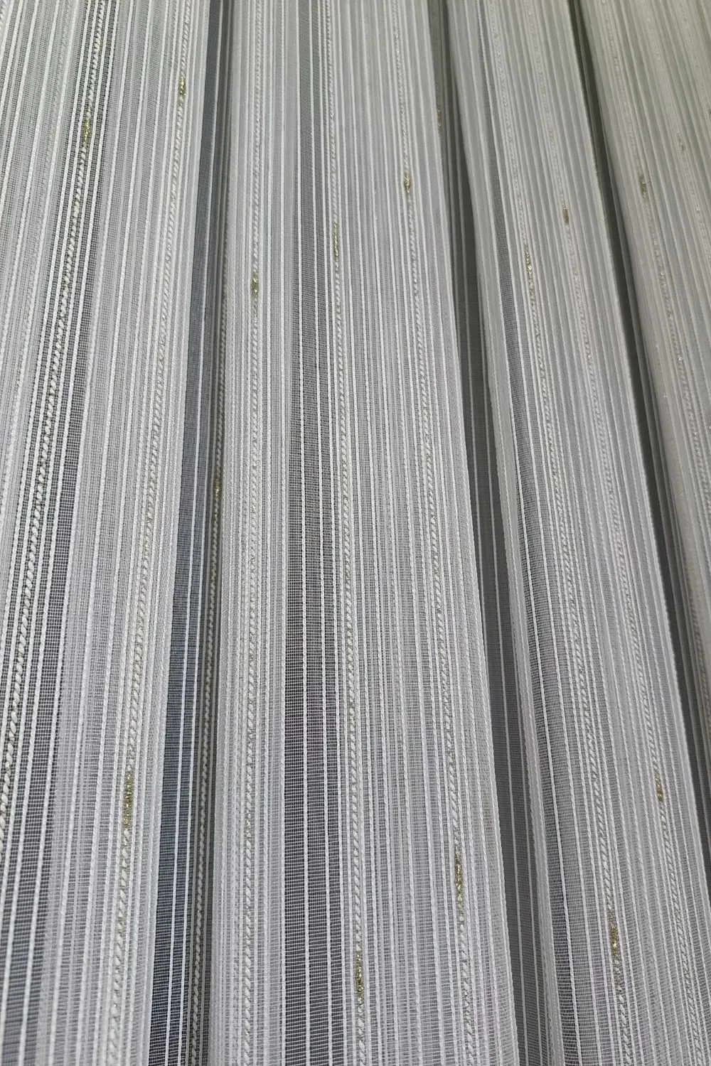 Gold Sim Detaylı Çizgili Tül Perde – Modern Dikey Desen, Işık Geç