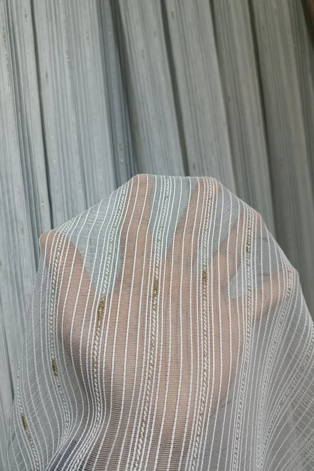 Gold Sim Detaylı Çizgili Tül Perde – Modern Dikey Desen, Işık Geç