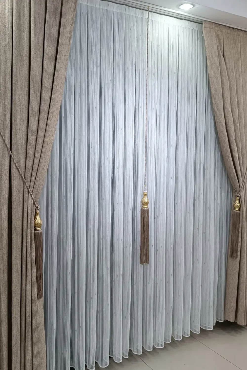 Gold Sim Detaylı Çizgili Tül Perde – Modern Dikey Desen, Işık Geç