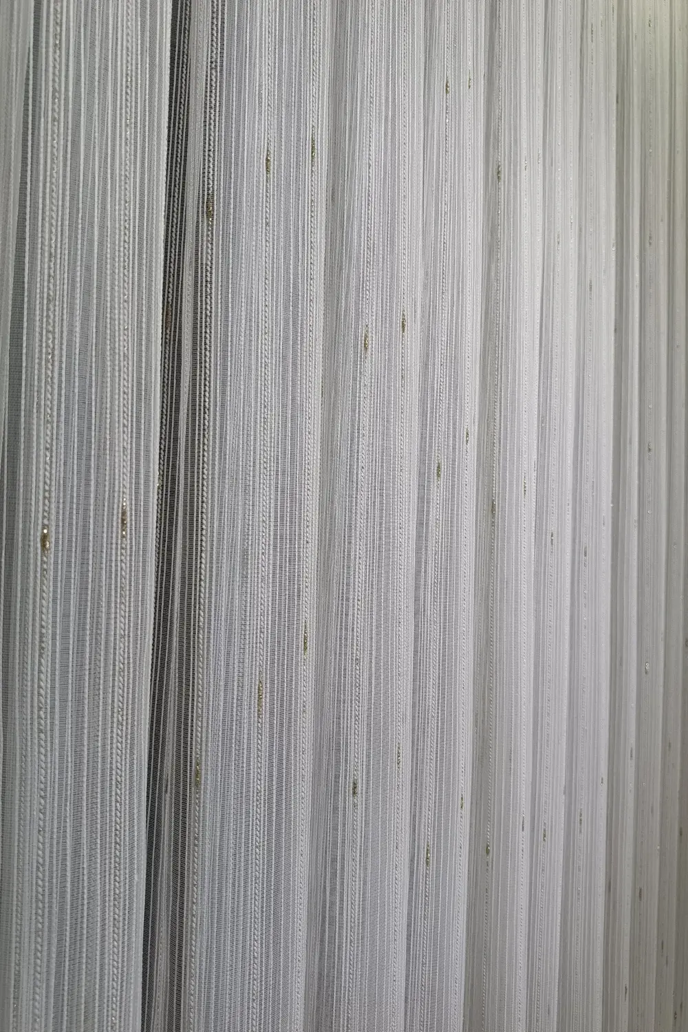 Gold Sim Detaylı Çizgili Tül Perde – Modern Dikey Desen, Işık Geç