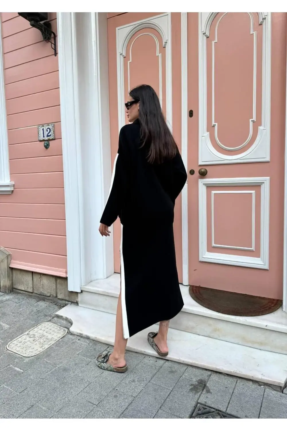 GÖMLEK YAKA DİK ÇİZGİLİ ETEKLİ KADIN TRİKO TAKIM