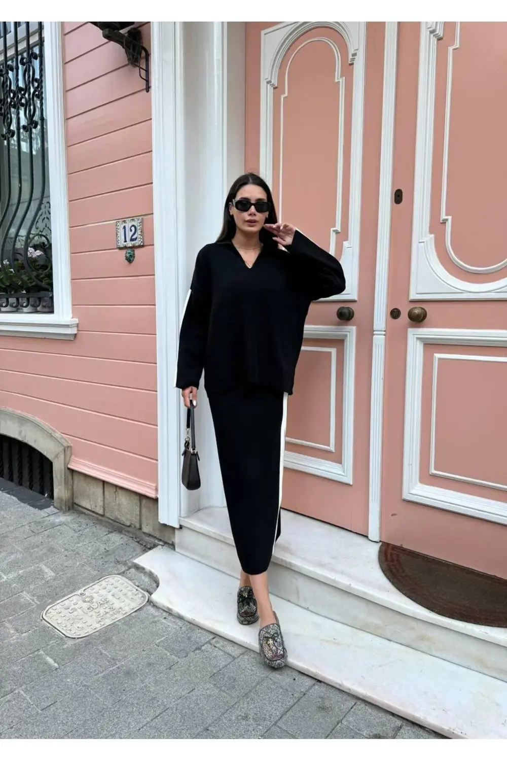 GÖMLEK YAKA DİK ÇİZGİLİ ETEKLİ KADIN TRİKO TAKIM